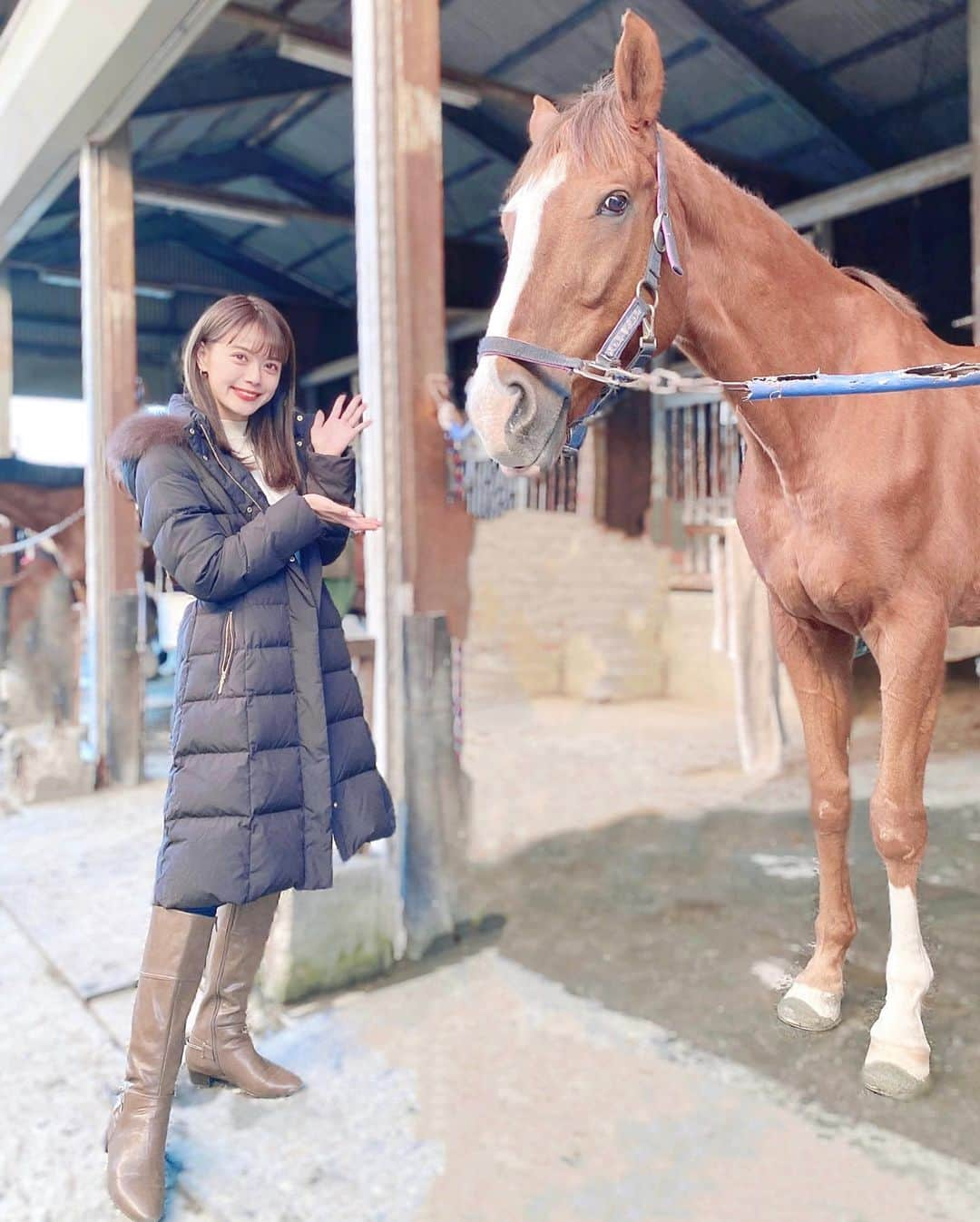 山崎春佳さんのインスタグラム写真 - (山崎春佳Instagram)「🏇❤️ . 先日八王子乗馬クラブへ。 犬猫にもビビる私にはこわいかも…と不安だった気持ちは何処へやら。ただただ美しいお馬さんに癒されました。 . 上質なファーが気持ちいい新しいコートは @proportionbodydressing のもの。 きれいめで高級感溢れるダウンコートを実はずっと 探していたの！ あったかいのにおしゃれでもあるって最高ですよね👏🏻 ウエストには紐がついているので前にも結べるけど、 今回は後ろでキュって縛って前を開けていても くびれるようにしたよ✧ . ここからは余談ですが。 乗馬ってスキンシップを大事にするスポーツなのですが、初めて馬を何度も撫でていたらだんだんと、あれ？クシャミが止まらないな？となり、帰り道はグジュングシュンに。🤧(笑) まさかの山崎、馬アレルギーでした。また行くけどね！ . #me #tbt #ootd #casual #horsebackriding #horse #beautiful #coat #pbd #proportionbodydressing #proportion #boots #八王子乗馬クラブ #八王子 #乗馬 #コート #ダウンコート #プロポ #プロポーションボディドレッシング」11月30日 21時43分 - haruka_yamazaki