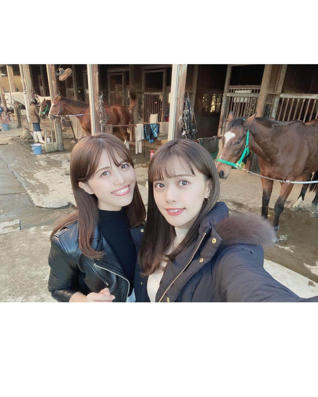 山崎春佳さんのインスタグラム写真 - (山崎春佳Instagram)「🏇❤️ . 先日八王子乗馬クラブへ。 犬猫にもビビる私にはこわいかも…と不安だった気持ちは何処へやら。ただただ美しいお馬さんに癒されました。 . 上質なファーが気持ちいい新しいコートは @proportionbodydressing のもの。 きれいめで高級感溢れるダウンコートを実はずっと 探していたの！ あったかいのにおしゃれでもあるって最高ですよね👏🏻 ウエストには紐がついているので前にも結べるけど、 今回は後ろでキュって縛って前を開けていても くびれるようにしたよ✧ . ここからは余談ですが。 乗馬ってスキンシップを大事にするスポーツなのですが、初めて馬を何度も撫でていたらだんだんと、あれ？クシャミが止まらないな？となり、帰り道はグジュングシュンに。🤧(笑) まさかの山崎、馬アレルギーでした。また行くけどね！ . #me #tbt #ootd #casual #horsebackriding #horse #beautiful #coat #pbd #proportionbodydressing #proportion #boots #八王子乗馬クラブ #八王子 #乗馬 #コート #ダウンコート #プロポ #プロポーションボディドレッシング」11月30日 21時43分 - haruka_yamazaki