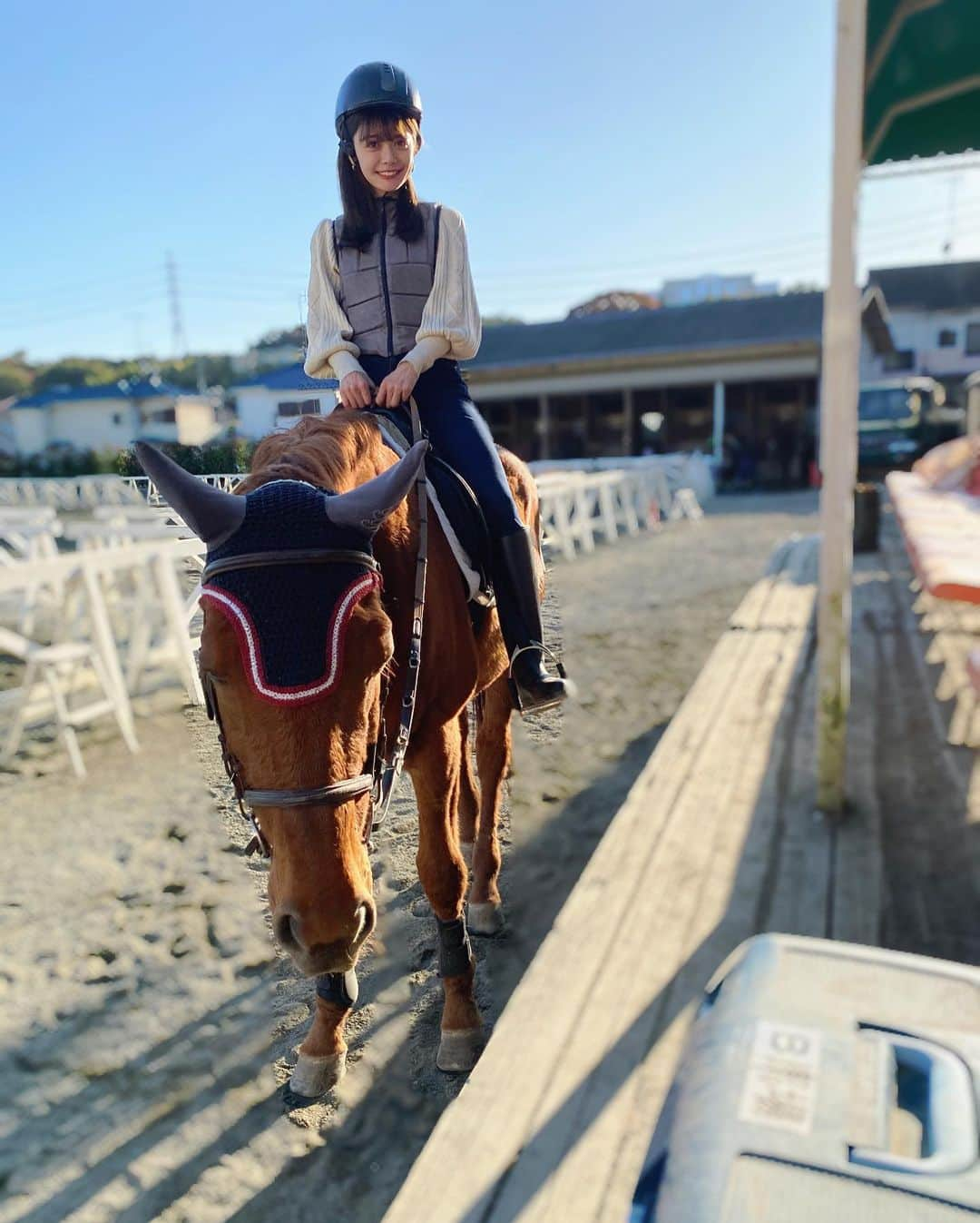 山崎春佳さんのインスタグラム写真 - (山崎春佳Instagram)「🏇❤️ . 先日八王子乗馬クラブへ。 犬猫にもビビる私にはこわいかも…と不安だった気持ちは何処へやら。ただただ美しいお馬さんに癒されました。 . 上質なファーが気持ちいい新しいコートは @proportionbodydressing のもの。 きれいめで高級感溢れるダウンコートを実はずっと 探していたの！ あったかいのにおしゃれでもあるって最高ですよね👏🏻 ウエストには紐がついているので前にも結べるけど、 今回は後ろでキュって縛って前を開けていても くびれるようにしたよ✧ . ここからは余談ですが。 乗馬ってスキンシップを大事にするスポーツなのですが、初めて馬を何度も撫でていたらだんだんと、あれ？クシャミが止まらないな？となり、帰り道はグジュングシュンに。🤧(笑) まさかの山崎、馬アレルギーでした。また行くけどね！ . #me #tbt #ootd #casual #horsebackriding #horse #beautiful #coat #pbd #proportionbodydressing #proportion #boots #八王子乗馬クラブ #八王子 #乗馬 #コート #ダウンコート #プロポ #プロポーションボディドレッシング」11月30日 21時43分 - haruka_yamazaki