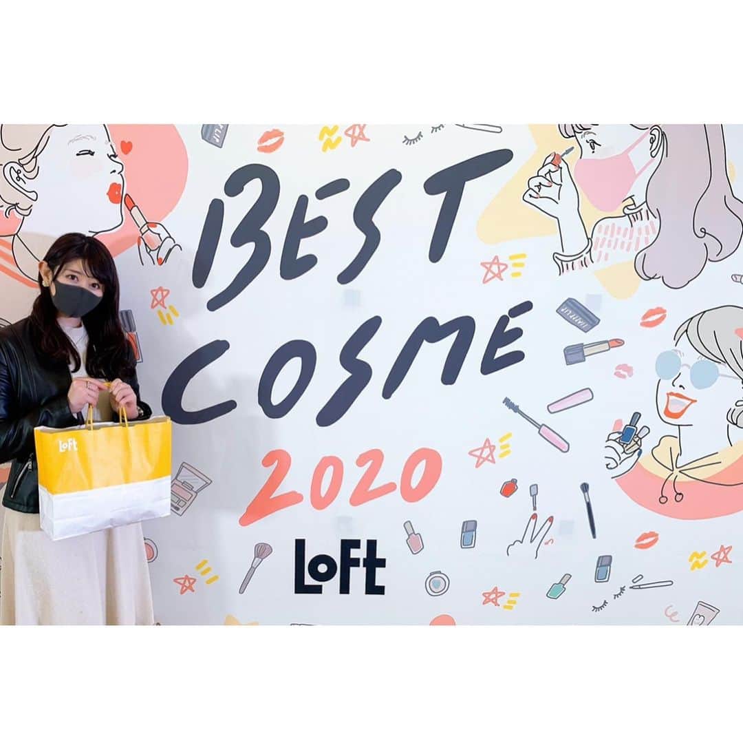 坂口莉果子のインスタグラム：「ロフトのコスメフェスティバルに続き「ベストコスメ2020」の展示会に招待して頂きました💕 今年のベストコスメを受賞した商品や新作コスメを拝見することができ楽しかったです🥰 ・ 中でも気になった商品がこちら🌼 一つ目は「Liypaint」 @liypaint.official  You tuberとして活動しているヴァンゆんさんのゆんさんが監修したハンドジェル👋🏻 グレープフルーツの香りをいただきすごく良い香りでした🌼これからの時期必需品になりそう💖 ・ もう一つはお米のマスクで有名な「毛穴撫子」 @ishizawalab  ずっと気になっていて今回お米のオイルをいただき、使ってみたらすごくお肌がもっちりしてこれから効果が出てくるのが楽しみです⭐️ ・ お土産も沢山いただきこれから使うのが楽しみ💖 大好きなコスメが沢山並んでいて幸せな空間でした☺️  「ロフトベストコスメ2020」は11/28〜1/11の間全国の口フトとネットストアで開催されているので是非チェックしてみてくださいね☺️  ・  ・ #japan #tokyo #cosmetics #loft #espoir #clio #romand #lilybyred #canmake #liypaint #cipicipi #2020 #ロフトのベストコスメ2020 #ロフト展示会 #ロフト #ベストコスメ #PR #コスメ #冬 #美容 #ヘアケア #リップティント #アイシャドウ #シピシピ #リリーバイレッド #キャンメイク #ロムアンド #エスポア #クリオ #毛穴撫子」