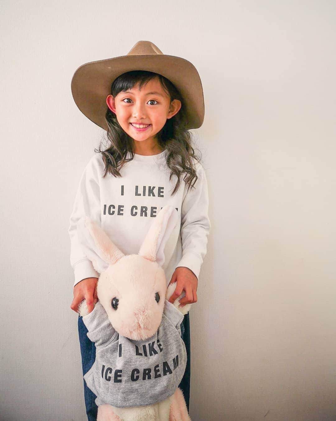 のインスタグラム：「👧🐰 . . 兄さんとなぁちゃんがオソロで着てた @_sunnymarket_  のスウェット . 2人が成長して 兄さんのをなぁちゃんに。 なぁちゃんのを 赤ちゃんの時から一緒に寝てたウサギさんに。」