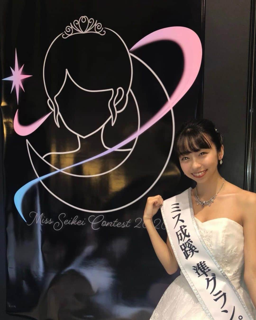 亀川萌絵子のインスタグラム：「おつかめです🐢💨  ミスコン本番で使用したドレスは、ワタベウェディング様 @watabewedding のドレス💍  わたしのドレスは、胸元からウエストまでのギャザーがあったり、レースがたくさんで可愛かった…🤍 本番後、ドレス脱ぐのが本当に嫌でした！ずっと着ていたかったな💧  選ぶ時にたくさん種類あって迷ったなぁ…優柔不断の私には選ぶの大変でした😅  1枚目は、ミス成蹊コンテストのロゴとともに👑✨ 2枚目は成蹊大学の講堂の階段です🏫  ワタベウェディング様では、袴のレンタルもしているみたいなので、気になる方はぜひチェックしてみてください✨↓ https://www.watabe-family.jp/hakama/  #ワタベウェディング  #ウェディングドレス  #ウェディングヘア  #ヘアアレンジ  #アップスタイル」