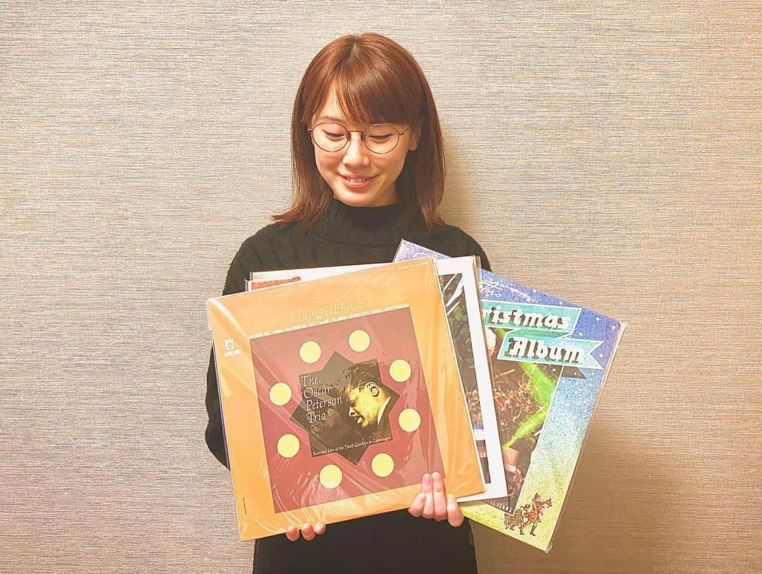 中野結香のインスタグラム：「お買い物のついでに、レコードを買いました♡ ・ ・ ・ ・ ・ 購入したのは、エロル・ガーナーと、レイモン・ルフェーヴル、リチャード・クレイダーマン。クラシックやジャズ、フレンチをピアノで楽しみたいと思います🎹(私にしてはかなり大人ぶってます笑) あと、クリスマスソングのアルバムも買いました🎅 #レコードより眼鏡に目がいく笑 #お化粧薄いので眼鏡してます #レコード  #lp  #エロルガーナー  #レイモンルフェーヴル  #リチャードクレイダーマン #アナウンサー」