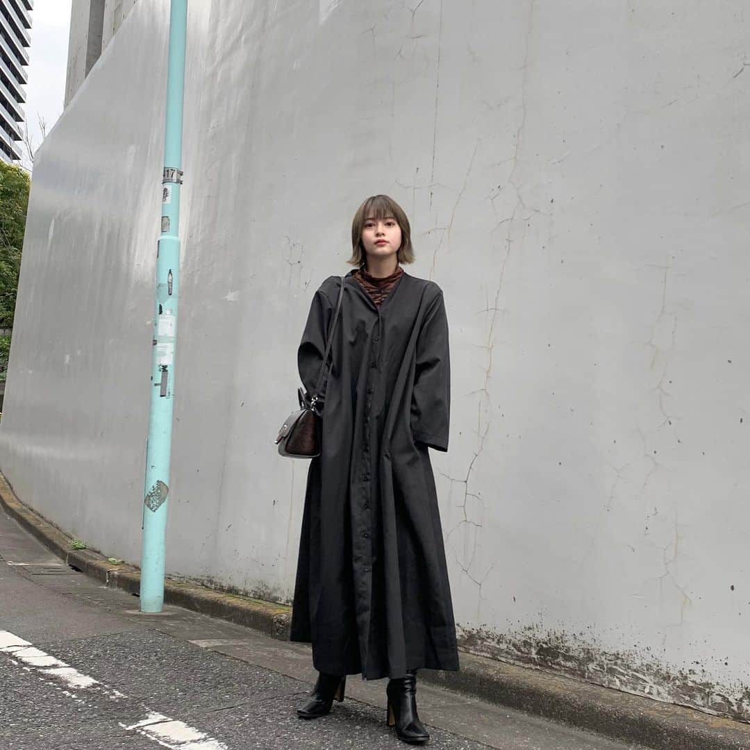 えなちぃのインスタグラム：「ダボっとした、ワンピース 着痩せするし、着てて楽です🥺❤️ インナーに柄のトップスを合わしてみました‼ シンプルなものに柄物合わせるのはありですね🙆🏻‍♀️ より一層洋服をオシャレに見せてくれる気がします🤔💡」