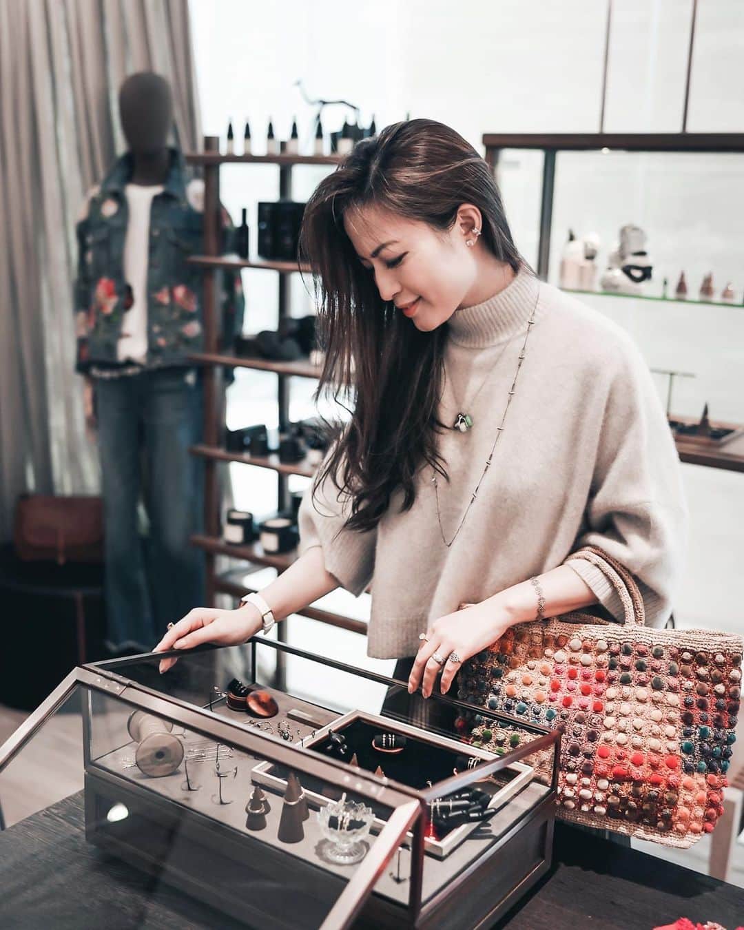 Ruby Kwanのインスタグラム：「It’s almost December and Christmas is around the corner. For a stressful year like 2020, we need to give our loved ones some special treats to cheer everybody up. I found a little boutique full of all kind of interesting crafts and gifts recently. Let me share the 3 lovely finds I have here at The Little Shop.  1. The Mad et len candle. Their scents are so special and refreshing. I specially like the Spirituelle. It smells like mojito. Yes, mojito. 🍹🌱 Isn’t it fun? I bought this for my hubby. And they have some gorgeous crystal pot as well. Just like gifting others an abundance pot. Everyone needs it this year.  2. The scarf. No one will say no to a handmade pashmina scarf. Nothing is better than giving warmth. It will be the choice for my mum.  3. Ok. Time for something for myself. Jewelry by Noguchi Bijoux. This low production hand made jewelry is very delicate and easy to mix and match. I specially love their rings. 💍💫  The Little Shop is located at The Lee Gardens. See if you can find some gifts that touch your heart and share your love and care this Christmas? ✨🎄💕 @thelittleshop.hk #TLSXmas #SidefameGiftIdeas #rougeclosetlifestyle」