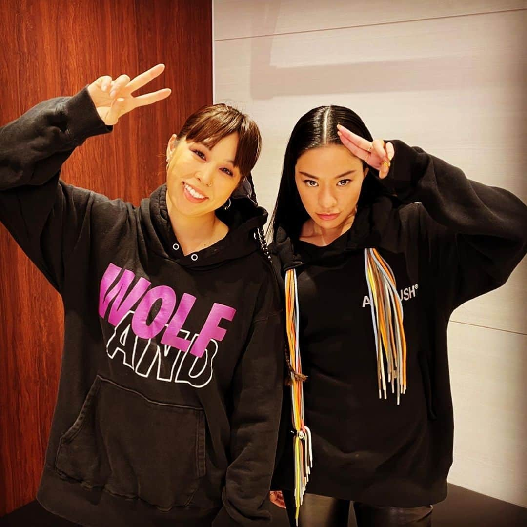 AIさんのインスタグラム写真 - (AIInstagram)「TV史上初！！！！🔥🔥🔥今日は　@awich098 とCDTV生放送でます🔥🔥🔥あの曲のリミックスやります！！みなさん絶対見てください🔥🔥🔥🙏🙏🙏🔥🔥🔥頑張ります🔥🔥🔥  時間は大体22：30以降でーっす！CDTV楽しんでねー🔥🔥🔥🙏」11月30日 21時51分 - officialai