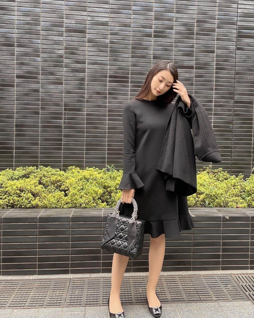 繭さんのインスタグラム写真 - (繭Instagram)「ㅤㅤㅤ ㅤㅤㅤ Coordinate❤︎ ㅤㅤㅤ #onepiece #yokochan  #outer #maxmara  #pumps #manoloblahnik  #bag #dior ㅤㅤㅤ 気がつくと真っ黒になりがち😶 ㅤㅤㅤ #coordinate #繭コーデ  #followme #followmejp #followjp」11月30日 21時51分 - mayumayu1008