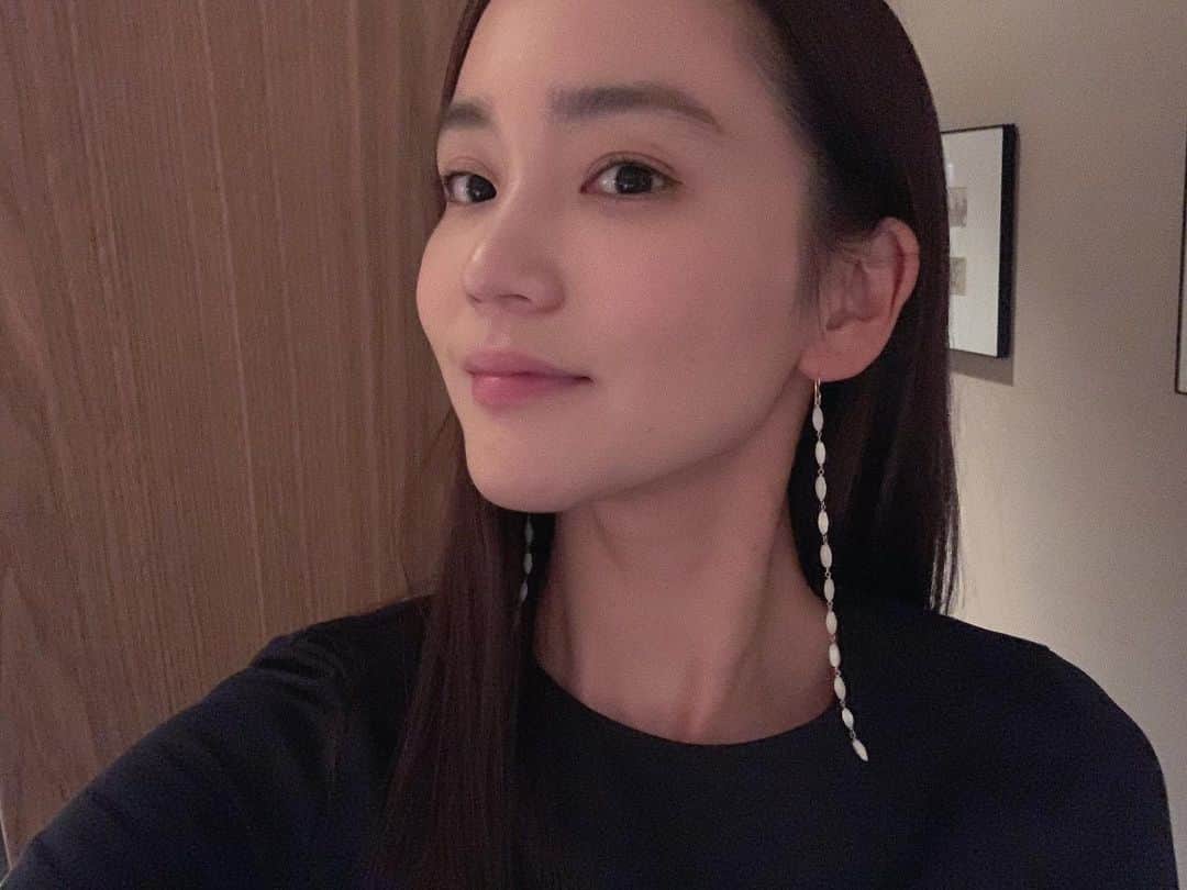 遠藤瞳のインスタグラム：「おにゅーの可愛い長ーいピアス🥰 髪下ろしてるときにシャララーンとさせても、 髪アップにしても存在感があって可愛い🥰 大切にいっぱい使う🥺  #earring #pierce #jewelry #style」