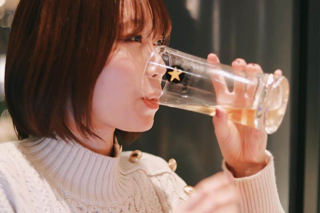 辻詩音のインスタグラム：「ほろよいぐらいじゃ忘れられないわたしの夢🍺  #ほろよい #辻詩音 #生ビール #beer #music」