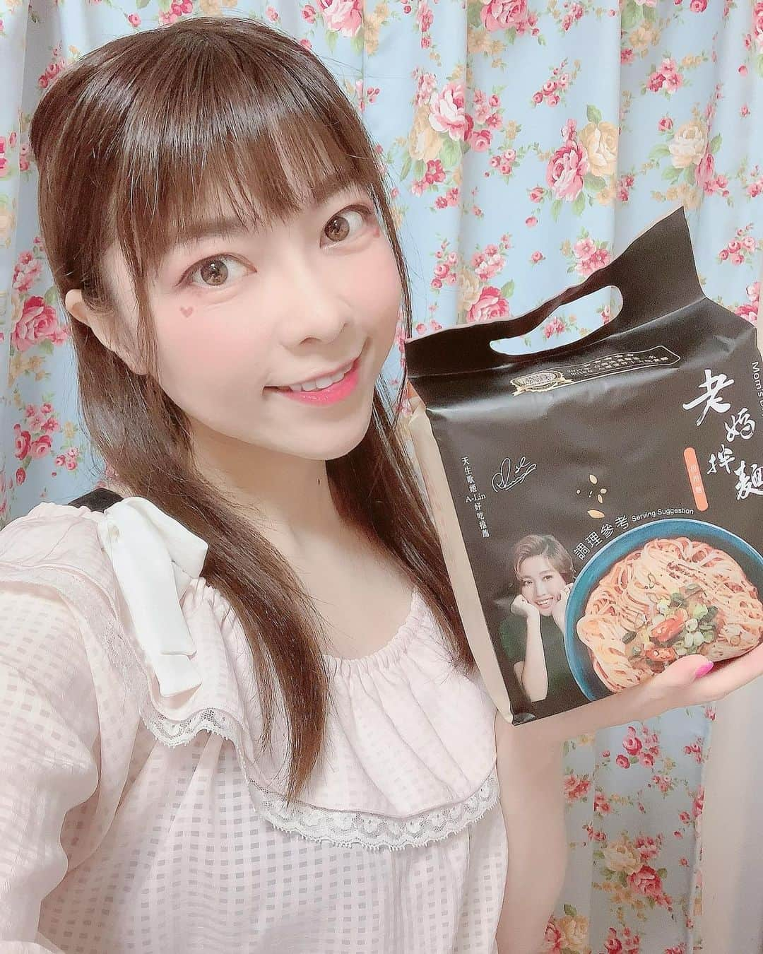 DJ MIYAさんのインスタグラム写真 - (DJ MIYAInstagram)「こんばんにゃーん💗💗もう明日から12月だねーん💗今月も皆さん、ありがとうございましたぁぁ(o^^o)💗chuっ💗  台湾のラオマバンメンを送っていただき、お母さんがこの前夕飯に、調理してくれましたーぁぁ❤️❤️💗  老媽拌麵は台湾発の汁なし麺（まぜそば）のブランド♪💗  麺もコシがあって、もっちもちー！ 美味しーいねー！！！食べ応え抜群！❤️💗(o^^o)   台南地方の麺として有名な天日干し＆無添加の關廟麵guanmiaomianを使って、  自然の味を活かしつつ、人工香料などの添加物を加えないという考えのもと商品開発を行っているのだとか♪🍜   @laomanoodle.jp  100年以上の歴史を持つ『台南発祥の麺』材料は全て天然素材を使用し『手作り』、防腐剤などの添加物は一切使用しない無添加なのが嬉しいですよねー！！❤️  #ラオマバンメン #汁なし麺 #まぜそば #台湾 #台湾グルメ #インスタントラーメン #坦々麺 #pr #トリドリベース #台湾まぜそば #お取り寄せグルメ #お取り寄せ #通販 #台湾麺 #台湾名物 #台南市 #旅ブロガー #旅好き #台湾土産 #グルメ #グルメブロガー #グルメ女子 #グルメインフルエンサー #食レポ #食リポ #ラーメン好き #グルメ大好き  #旅インフルエンサー #インスタグラマー #インフルエンサー」11月30日 21時48分 - dj_miya