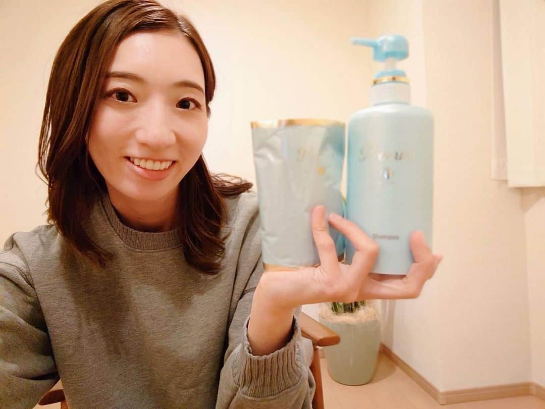 蒼羽りくのインスタグラム：「髪活報告✨﻿ ﻿ ﻿ ﻿ ﻿ 以前にもご紹介した﻿ 私が使っているプレミオールのシャンプーですが﻿ 丁度使い終わりまして…﻿ このような真空パックを﻿ 専用の空ボトルに入れるだけで﻿ 詰め替え完了なのです！﻿ とっても衛生的✨﻿ 詰め替えでも衛生面が良いので﻿ 嬉しいです😊﻿ ﻿ ﻿ ﻿ #ラサーナ#lasana#プレミオール#premior#pr﻿ #ヘアケア #髪活 ﻿ #久しぶりの#髪活報告 ﻿ #衛生的に詰め替えれる！﻿ #これからは#乾燥が気になりますよね﻿ #皆さん#ヘアケアどんなことしてますか？﻿」