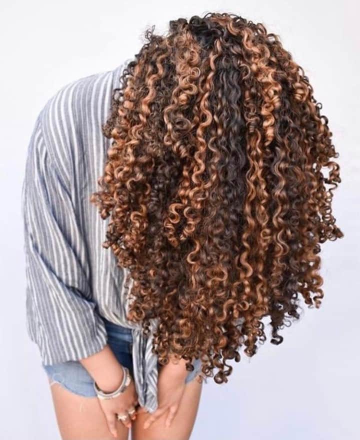 CosmoProf Beautyさんのインスタグラム写真 - (CosmoProf BeautyInstagram)「You don't have to use heavy products to get beautiful, defined curls!➰ ⁣ ⁣ @cheyenne.resch & @shaecurls styled her client with AG Hair Natural Boost Conditioner by leaving a good amount in. To top it off, she used AG Hair Cloud Air Light Volumizing Mousse through her clients hair.⁣⁣⁣⁣ ⁣⁣ #CyberMonday deals are here! To celebrate, We're featuring some of our favorite care and styling deals! Now through Dec 2nd, SAVE 30% on select AG Hair products during our extended Cyber Monday sale at Cosmo Prof! SHOP via #LinkInBio⁣⁣ ⁣⁣⁣⁣ #repost #aghair #cosmoprofbeauty #licensedtocreate #curlynatural #curlyhairstyle #curlyhairstyles #curlyhaircare #curlybeauties  #curlygirl #bouncycurls #naturalcurls #naturallycurly #texturedhair #naturalhairstylist」11月30日 22時00分 - cosmoprofbeauty