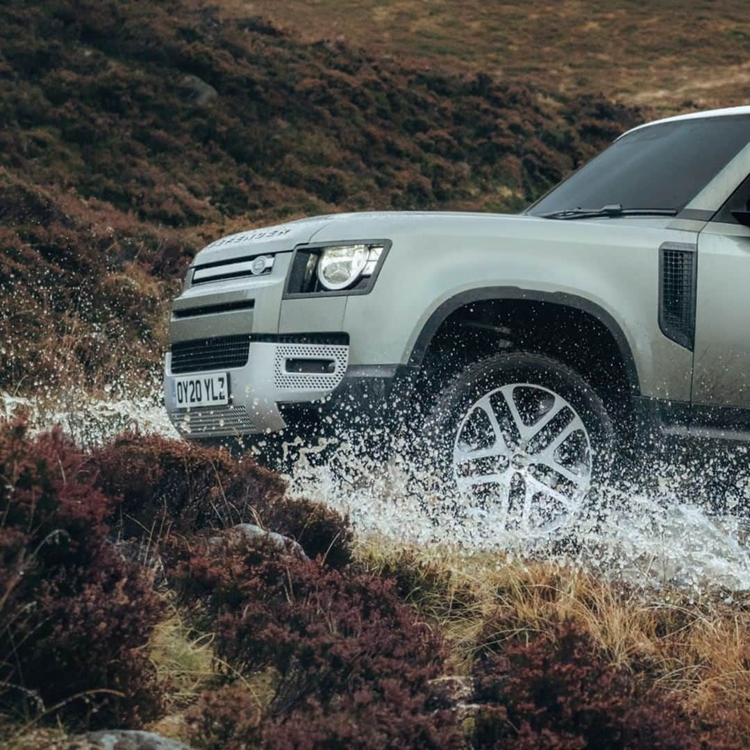 Land Roverさんのインスタグラム写真 - (Land RoverInstagram)「The ultimate live 'stream' experience. Take on extraordinary real-life adventures with the unstoppable performance of the New #LandRover #Defender.   📸: @leighbrun for @mrporterlive #NewDefender #TeamDefender #Exploration #Fashion #MensFashion #Style #Design #LandRoverDefender」11月30日 22時00分 - landrover