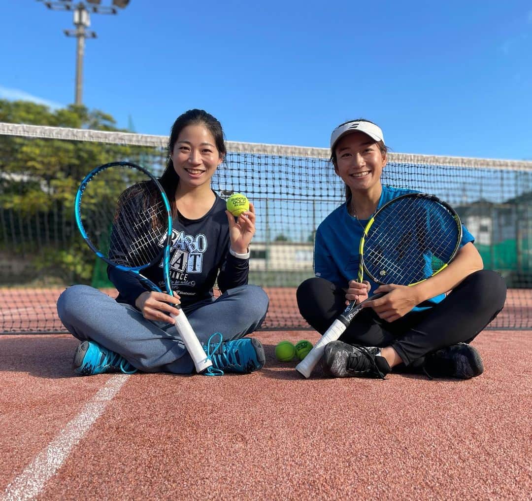 吉冨愛子 のインスタグラム：「今朝はいつもお世話になっている @babolatjapan のオフィスにて朝活テニス🎾 @rnfjwr と😚 バボラジャパンの社員でありながらパデル選手をしているエネルギー溢れるお友達です💪  晴天で本当に気持ちよかった！！  梅原社長にもお会いしました☺️ 👉スワイプしてね📷  #tennis #🎾 #babolat #babolattennis #babolatfamily #babolatjapan #komae #tokyo #puredrive #aerovs #athlete #good #morning #テニス #バボラ #バボラジャパン #パデル #パデル選手 #良き朝 #朝活 #東京 #狛江 #オフィス」