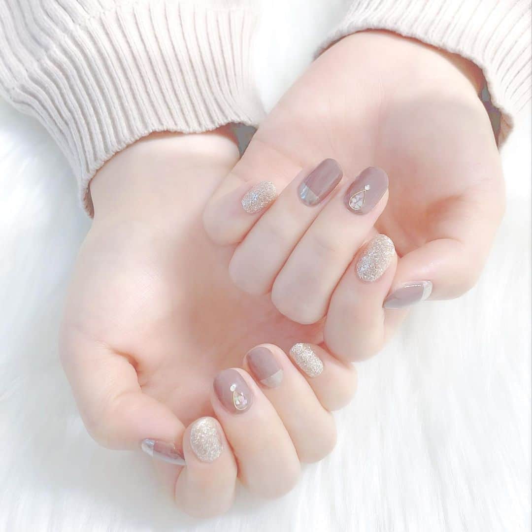 愛内みさのインスタグラム：「このゴールドのラメお気に入りで最近おすすめしがち🥰❄︎  ・ ୨୧┈┈┈┈┈┈┈┈┈┈┈┈  表参道徒歩5分のネイルサロン Accueil unautre ・ ◼︎平日　11:00〜21:00 ◼︎土日祝　11:00〜19:00 ・ ▫︎パラジェル追加料金なし ▫︎ 大人可愛いネイルサンプル700種以上！ ▫︎ カラーは300色以上からお選びいただけます。 ・ ・ ・ #ミラーネイル #表参道ネイル #秋ネイル」