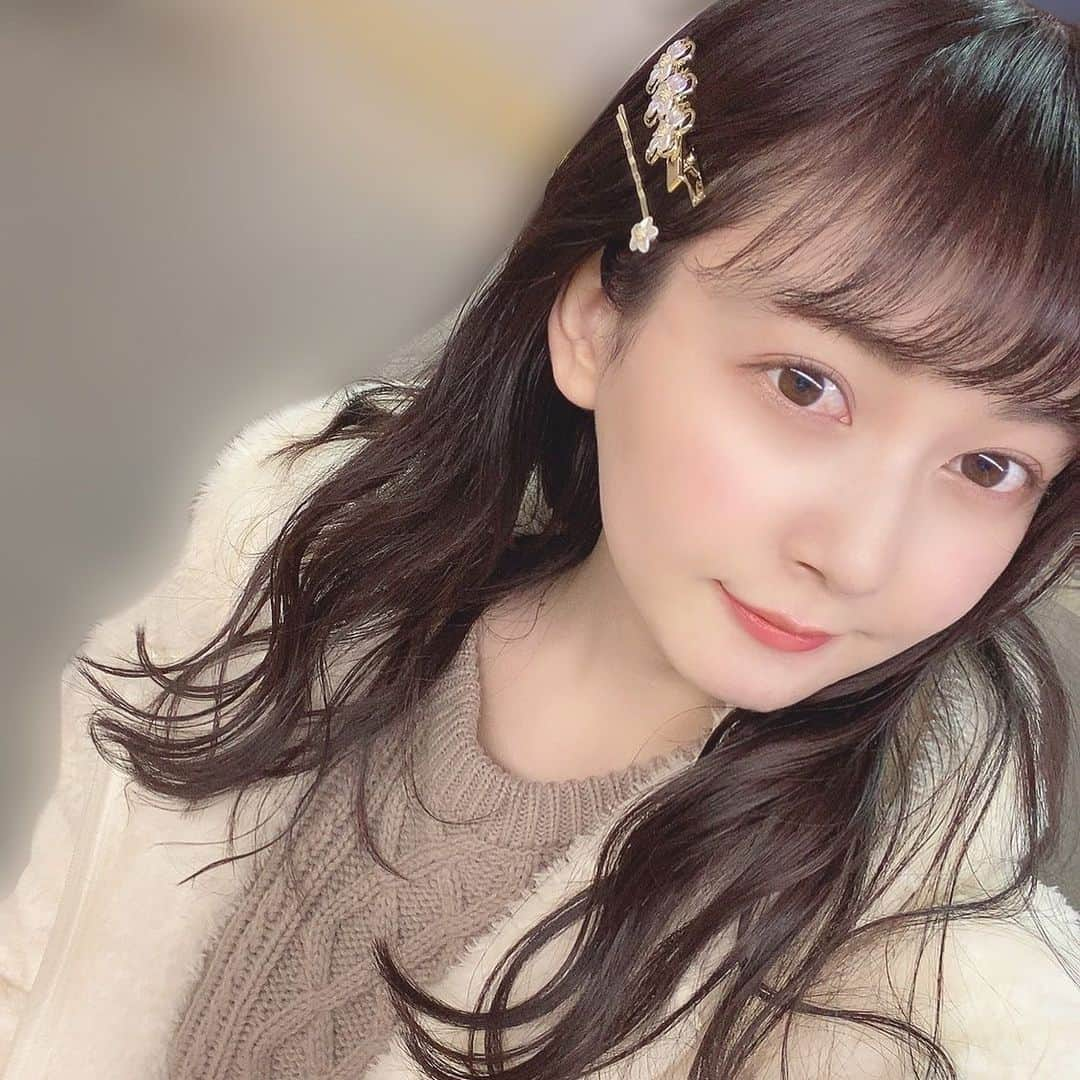 金久保マユ（ぼんぼん）のインスタグラム：「最近Netflixで「愛の不時着」にめちゃくちゃハマりました……。 . お恥ずかしながら、韓国ドラマを全然見たことなくて初めての挑戦だったのですが、見事にどハマりいたしました…。 . 1話1時間半〜2時間くらいで全16話！ 長い！と思うことなく一気見してしまいました😭そしてソダンちゃんのヘアピン可愛い！！と思ってすぐに真似😭🤍（笑） . . 見た子居たら語りたいな~~~🥺 . . .」