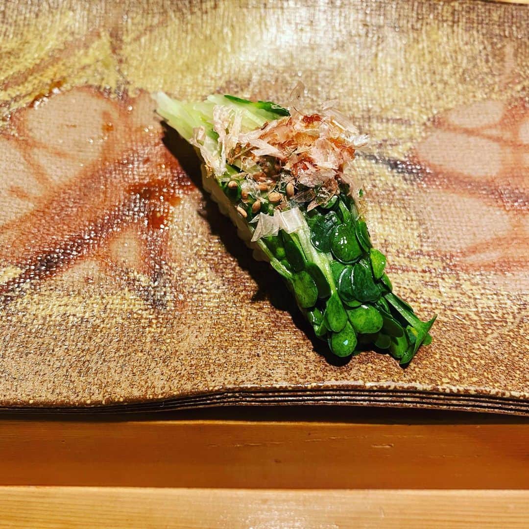 五箇公貴さんのインスタグラム写真 - (五箇公貴Instagram)「テレ東を10年前に辞められた先輩にほぼ10年ぶりに会いました。今やっているお仕事からの偶然つながり。美味しいお寿司をご馳走になりました。吉田先輩ご馳走様でした！私も人に寿司を奢れるように精進します。かいわれの昆布締め美味し。」11月30日 21時55分 - kimitakagoka