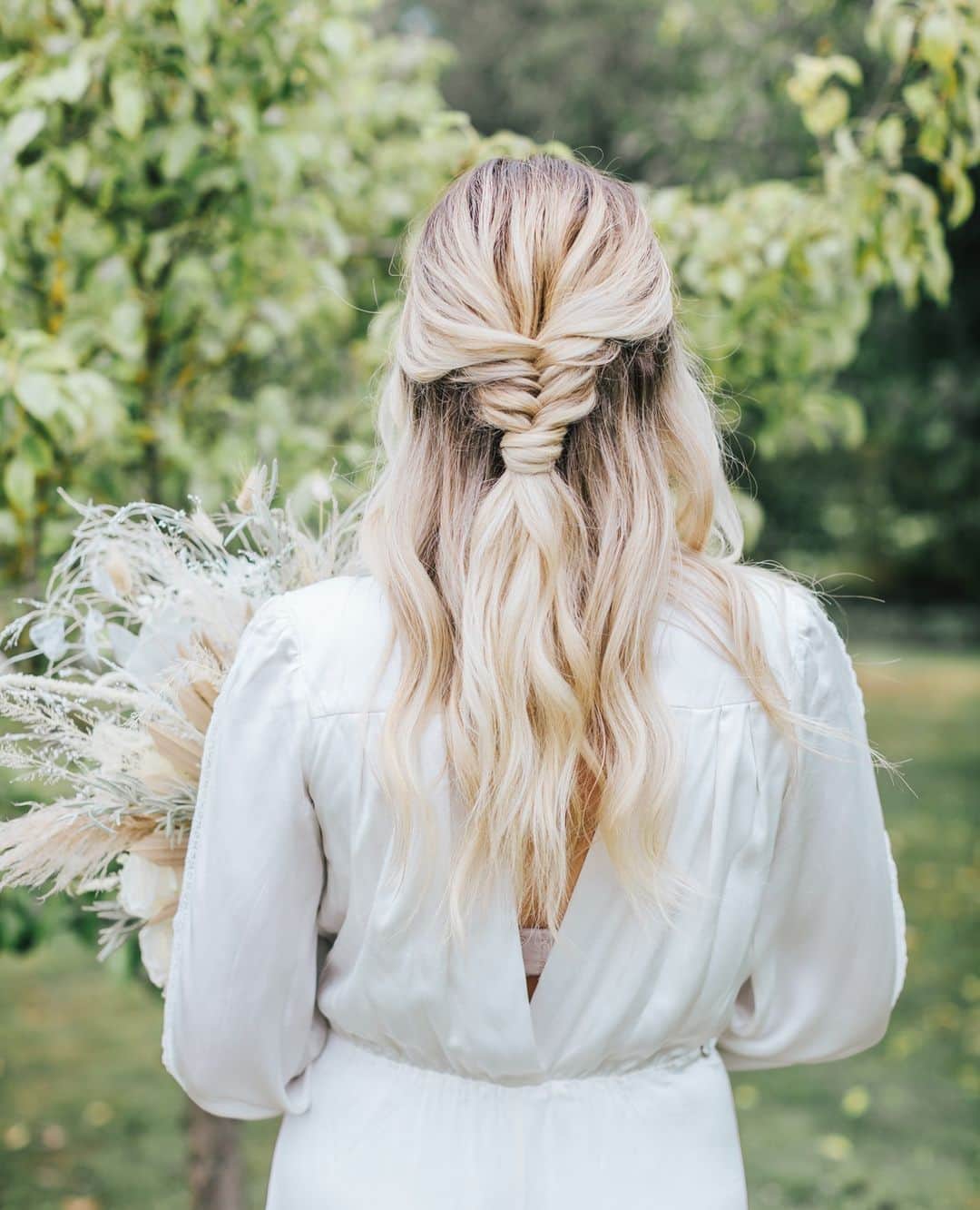ミナのインスタグラム：「Absolutely love this bohemian hairstyle from a recent photo shoot created by @emma_kim_hair! 😍 If you’re planning a more casual bridal look, consider wearing your hair down and you’ll reach a more laid-back style. ⁠ ⁠ Film & Photo @nikkismoments ⁠ Styling @fieldaffairs ⁠ Florals @saras.events.flowers ⁠ Hair @emma_kim_hair ⁠ Stationary @oliveandmillicent ⁠ Accessories @rachelsokhaljewellery ⁠ Graze @graze.glorious.graze ⁠ Cake @kellys_cake_kitchen ⁠ Models @never.always.couple⁠ ⁠ ⁠」