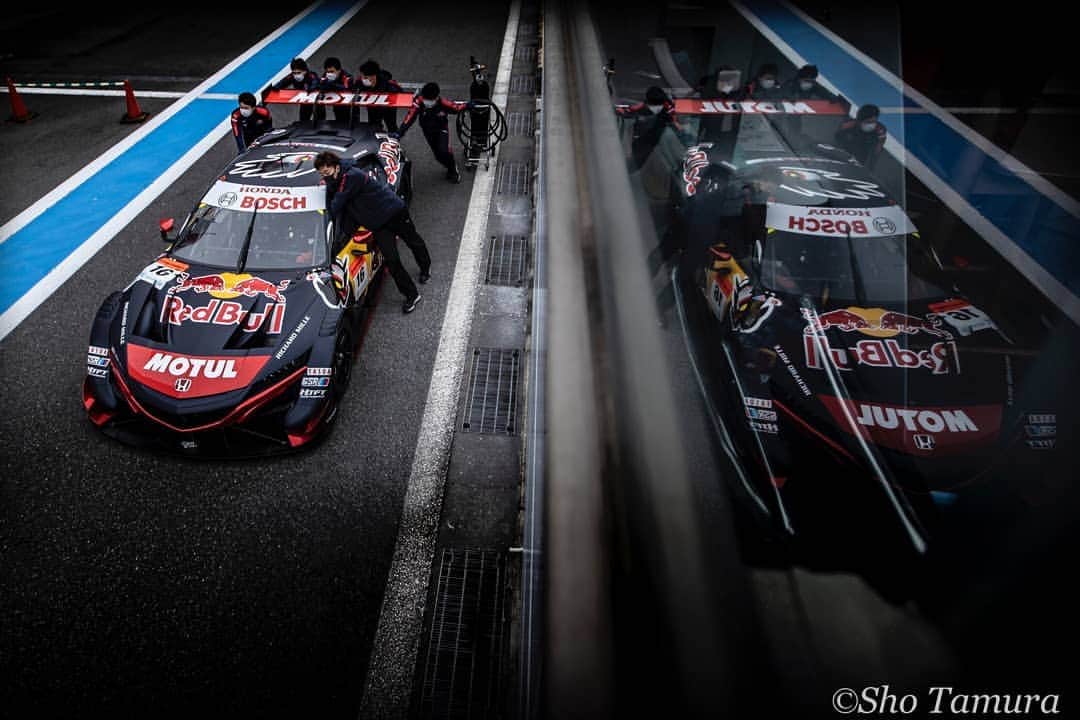 中野信治のインスタグラム：「Super GT Round 8 @ Fuji   Q  14th R  12th  2020シーズンが幕を閉じました。  コロナ禍により開催が危ぶまれたシーズンでしたが、関係各位のご尽力によりここまでたどり着けたことに心から感謝を申し上げます。  併せまして、今シーズンTeam Red Ｂull  MUGEN を応援して下さった全ての皆様にも改めまして感謝を申し上げます。  シーズンを通して厳しい状況の中、最後まで諦めずに戦い抜いてくれたチームメンバー、ドライバー達にも心から有難う。  それぞれが沢山の思いとともに戦い続けたシーズンでした。  絶対にこのチームは強くなります。  本当に欲しい結果に手が届いてないのは、監督である私の力不足。  来季へ向けての戦いは、休むことなく既に始まっています。   今シーズン確実に成長したチームメンバー達と共に、更に強くなった姿をご覧頂けるよう準備を進めていきますね。  絶対に負けない。  私はとにかくしつこいよ。  本気で手にいれたいと思ったものは、欲しいものは、死ぬ気で取りに行くからね。  引き続き#16 の応援を宜しくお願いします‼️  #honda #hondansx #teamredbullmugen #motul #richardmille  #mugen #redbull #supergt  Sho📸」