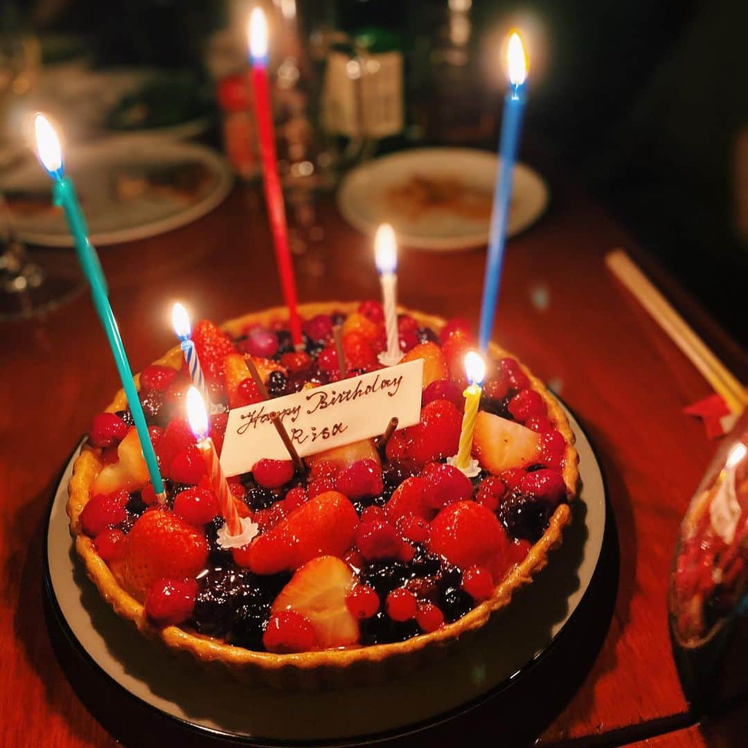 七野李冴さんのインスタグラム写真 - (七野李冴Instagram)「Thank you for my birthday party lovely friends❤️❤️❤️  11月10日に誕生日を迎え、大好きなメンバーがお祝いしてくれました🥺✨ 自粛期間中にどハマりした韓国にちなみ @maika0825 が手作りで韓国料理のフルコースを作ってくれて。どれもこれも진짜 맛있어요！ 美味しいケーキとステキなプレゼント、本当にありがとう！ みんなからいただいたプレゼントのせいで、家飲みが止まりません(おかげで胃痛)  愛すべき友達がたくさんで、幸せです。ありがとう♡  仲良しのケニーズ バーの名物店長Kennyが始めたインスタがシュールで元気になるのでおすすめです。 @oopsitokenny   #kennysbar #love #bff #friends #birthday #mybirthday #thankyou #thanks #birthdayparty #bdaygirl」11月30日 21時56分 - risaaxoxo