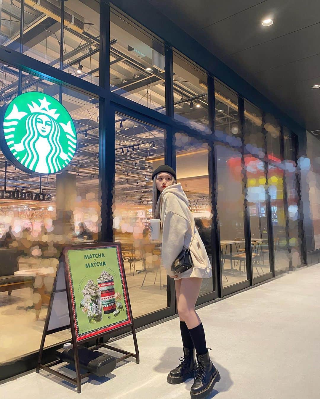 古澤里紗さんのインスタグラム写真 - (古澤里紗Instagram)「スタバでーとしよう💚 . . . 髪の毛が白い、🥺 ハイトーンあいちて🥺✊🏿 . . パリジェンヌしましたっ！ パリジェンヌ！！！！！！🐻‍❄️🛁 ユンさんしか勝たん . . #ふーりーこーで」11月30日 21時56分 - fuuuuu_ri