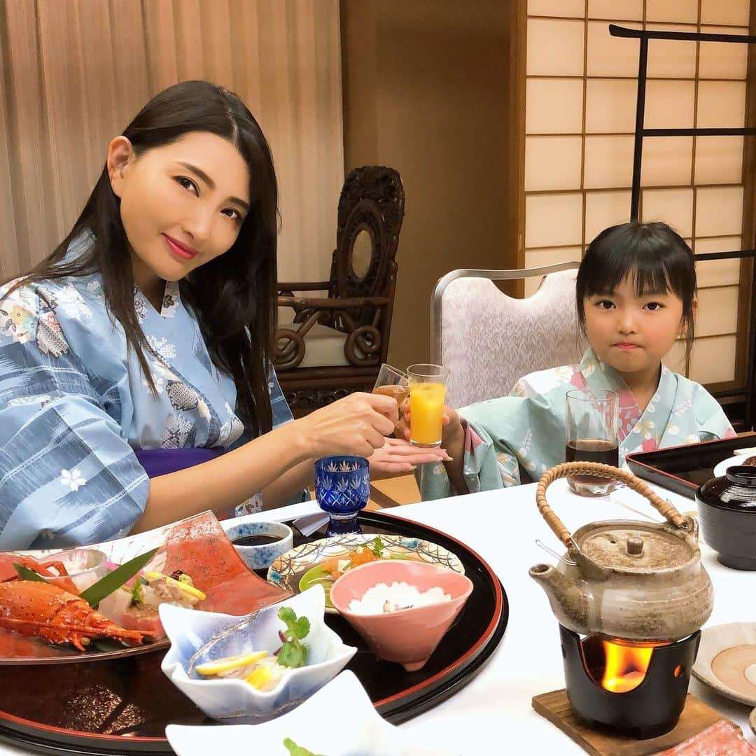 山内智恵さんのインスタグラム写真 - (山内智恵Instagram)「お誕生日週間は ファミリーで温泉旅行♨️ ・ 倉敷由加温泉 山桃花さんにて❣️ ・ 到着するなり 「さぁさぁお風呂入ってきて」 とか 「こっちには来るな🙅‍♀️」 とか サプライズを ぷんぷん匂わせてた 子供たち😂 ・ 前もって準備してくれて ほんと嬉しい😆 風船🎈とかも膨らますの大変だよね💦ありがと💖 びっくりするくらい完璧だったぞ‼️ #山内智恵#マキろん#japanesegirl #onsen #温泉#温泉旅行 #お誕生日#サプライズ#ありがとう#感謝#🥺」11月30日 21時59分 - chie_yamauchi