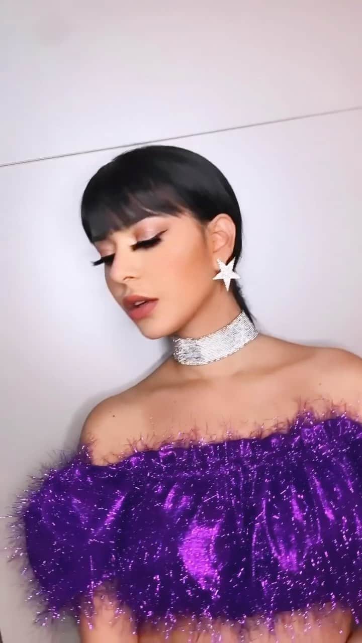 Gabriela Salesのインスタグラム：「Viramentos de jogos com os melhores cílios postiços da vida!!! @kissnybrasil pisou horrores nesse lançamento de cílios da 3D Collection!!! Todos têm super volume e um efeito 3D incrível com muita tecnologia envolvida que deixa o aspecto super natural! São 24 pares divididos em 3 tipos/embalagens, que são: Flash (vermelho) – fios cruzados com volume e definição, Crush (rosa) – fios mais delicados, com volume e naturalidade e Ultra (roxo), com fios em tamanhos diferentes pra dar aquele volumão de respeito! São os cílios mais lindos que usei na VIDA! JUROOO! E dá pra usar até 10 vezes o mesmo cílio! O que acharam? Seguindo a ordem do vídeo, eu usei:  1º: CRUSH (125) 2º: ULTRA (157) 3º: FLASH (160) - *publi #olhar3D #3Dcollection」