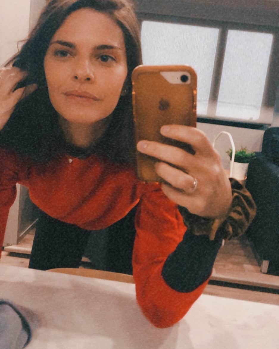 リンジー・クラフトのインスタグラム：「🙏🏻 grateful to @thegooddoctorabc airing tonight 10/9c it was such a lovely experience. incredible cast and crew. special thanks to two extraordinary women for casting my ass @lizdeancasting and @dawnsg23 ❤️❤️and to @briansenemarc @briasamone @noahegalvin @fionagubelmann @freddiehighmore @althomas1 @vanessaparise (director extraordinaire) for making it such a wonderful and memorable experience.  the crew has it the hardest during this time. and i hope they feel appreciated. it’s weird not to see people’s faces. i forgot how much i love faces!  anyway- watch if you like written by @peterkblake #markroseman @shorez thank you for having me!!!!」