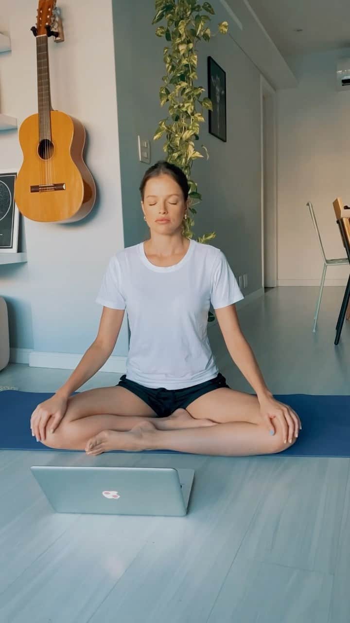 アガサ・モレイラのインスタグラム：「Hoje foi dia de viver mais uma experiência inesquecível do priceless.com, e o mais importante, sem sair de casa! Eu aprendi técnicas de respiração com a mestre Emma Marín! Foi incrível. E você também pode fazer a sua. Acesse o site, se inscreva e agende uma experiência que não tem preço oferecida pela @mastercardbrasil ✨ A minha experiência era em espanhol, mas caso você não fale outro idioma, tem diversas experiências em português também! São mais de 30 experiências diferentes pra você viver da sua casa! ​#crienovoshábitos #nãotempreço #ad」