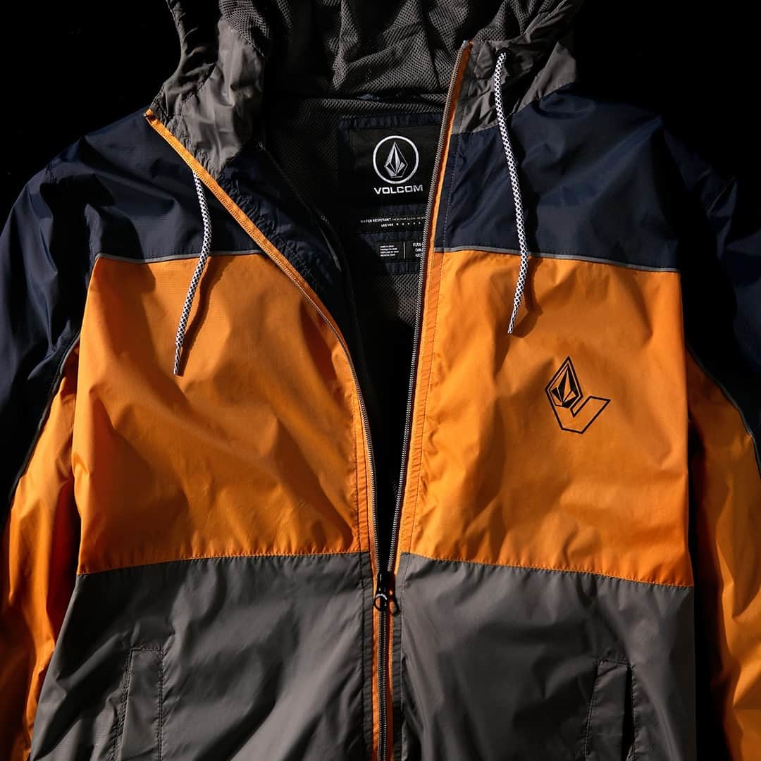 ボルコムのインスタグラム：「Water-resistant, breathable and wind-resistant the 'Ermont' jacket should be a staple in your closet! 💧  👉  vol.cm/jackets 👈」