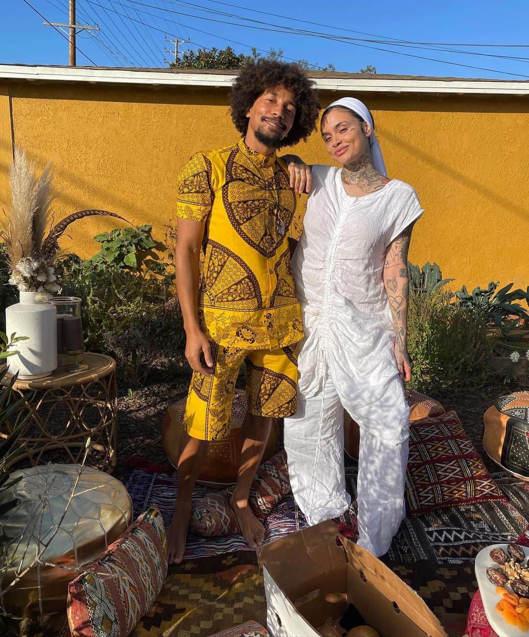 のインスタグラム：「My big bro @chakabars founded  @fruitsnrootz they have a 30% off sale right now. They have the best tropical fruits straight to your door from the tropics. @fruitsnrootz have used proceeds from sales to support 2 orphanages in DR Congo for 2 years 🇨🇩, with @iheartafricadotorg they have also helped to pay for a technology school in Ghana 🇬🇭 which will be finished in a few weeks. They have also been refurbishing the Haile Selassie school in Kingston Jamaica 🇯🇲, with a bunch of cool people, @chakabars has also started @thevegangiftshop for your crystals, sage & plantbased products & @indigibookz for all of your black history books, follow them and buy from them because all these businesses are black owned, have a sale on right now & they use the money to support African children all over the world. 🤍 swipe for some love」