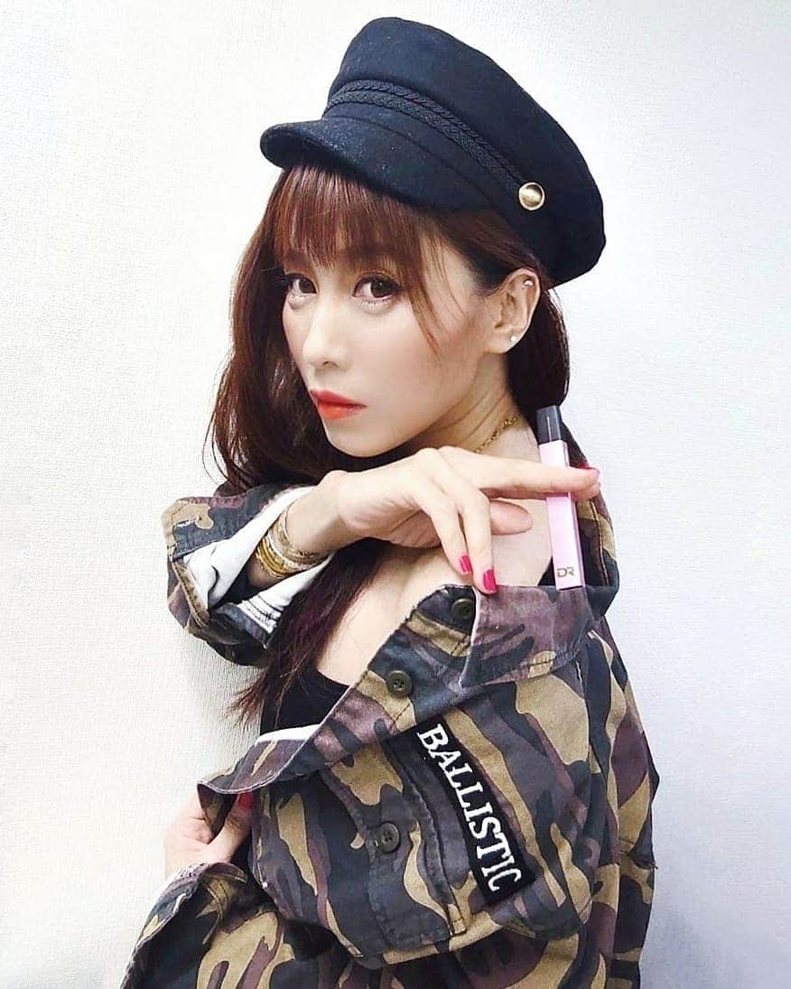 丹遥ニナさんのインスタグラム写真 - (丹遥ニナInstagram)「アーティストの清春さんがプロデュースしていることでも高い注目を受けています💎💍📍 ・ ・ お手入れもしやすそうです。色もピンクにしたのですが可愛いです。長く使えたらいいなと思います⤴️ ・ ・ 臭いも使い易さも非常に良いです。とても初めて吸う方にはお薦めできる商品だと思います💕💖 ・ ・ って、カラコンはラニコン @lanicon_official のnaturalビッグブラウン❣️😎 ・ ・ かなり自然で、これはほぼ裸眼では？と見間違うほど。裸眼がそのまま大きくなった様にナチュラルで最高です💖💋🤩 ・ ・ #Lanicon #ラニコン #カラコン #送料無料 #1年カラコン #naturalビッグブラウン ・ ・ ♠️♠️♠️♠️♠️♠️♠️♠️♠️♠️♠️♠️♠️♠️♠️♠️♠️♠️♠️♠️ ・ ・ 「DR.STICKイメージモデル」オーディション１次審査合格❣️❣️❣️ ・ ・ 12月20日まで「DR.STICKイメージモデル」2次審査はSNS選考となりますので、是非投稿に「いいね」してくださいね〜💖 ・ ・ #drstick #drstickイメージモデル  #ドクタースティック #電子タバコ #電子たばこ  #水蒸気タバコ #ベイプ #禁煙成功 #禁煙グッズ #加熱式タバコ #vape好きな人と繋がりたい #禁煙 #タバコ #今日もvapeが美味い  ・ ・ @dr.stick_official @narrow_official ・ ・  👑👑👑👑👑👑👑👑👑👑👑👑👑👑👑👑👑👑👑 ・ ・ Model @minaninamiji @ninaxiecutelife ・ ・ ☆丹遥ニナNina手書きかわいいニナキャラクター ラインスタンプ 発売❗ HPのURLか @ninalinestamp から飛べますよ❣️  ・ ・  ☆撮影、PR、仕事の問い合わせはDMで連絡してくださいね～☺️平日、土日祝、相談可能です⤴️ ・ ・  ☆ファッションショー、タレント、web shop撮影、作品撮影、PR、インフルエンサー、アンバサダー などDMで問い合わせしてくださいね☺️ ・ ・ ☆YouTube、Tiktok、広告、多数メディアに出演してます。芸能、イベント、通訳などのキャスティングもしてます☺️ ・ ・ #モデル #丹遥 #おうちdeいわきカレー #いわきのめぐみ #女子力アップ #置き画くら部 #動画 #ファインダー越しの私の世界 #ポートレート」12月1日 7時21分 - minaninamiji