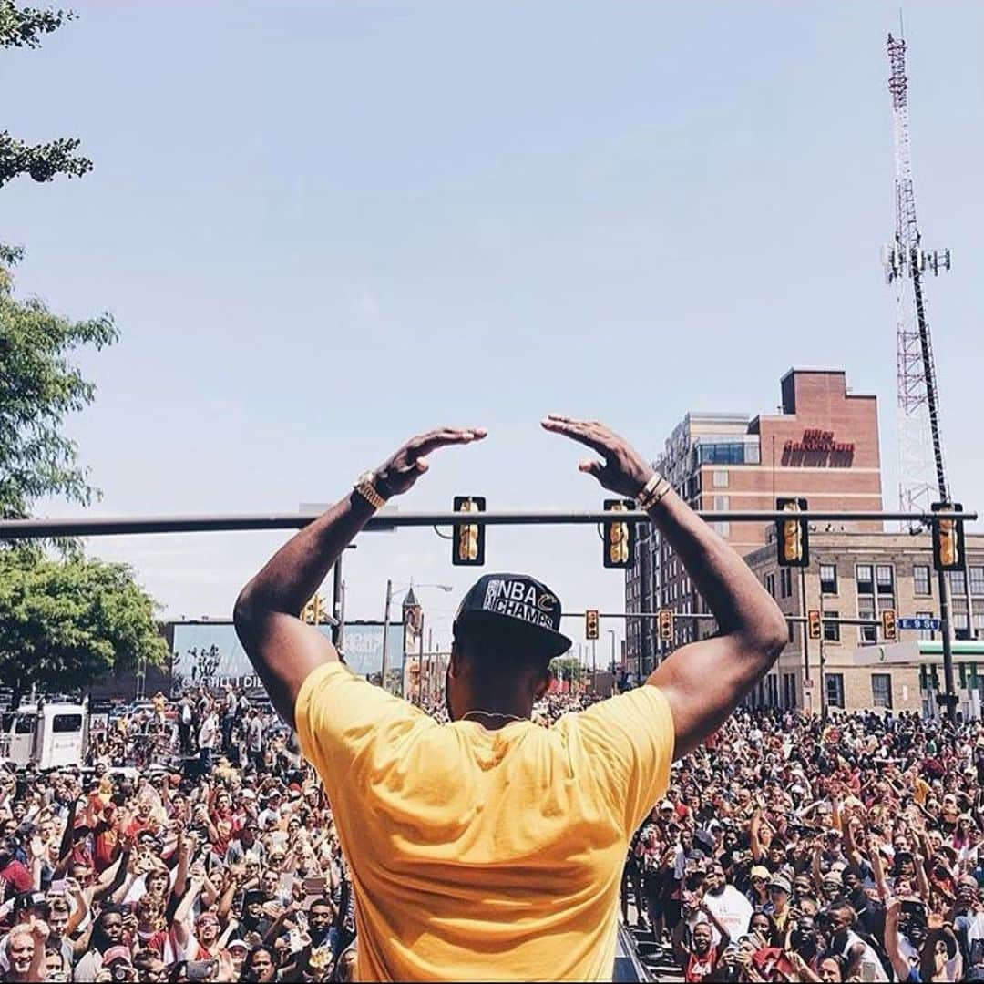 トリスタン・トンプソンさんのインスタグラム写真 - (トリスタン・トンプソンInstagram)「Cleveland, what a ride it has been.  From the first day of my career that I arrived in Cleveland, as a 19 year old kid from Canada, I have received nothing but love and support from the entire city. Cleveland will forever be embedded in my heart and I will always cherish the countless amount of memories I’ve made over the last 10 seasons. From getting drafted, to 4 straight Finals appearances, to winning the 2016 NBA Championship and bringing a well-deserved ring to the city of Cleveland. I’d like to thank everyone in Cleveland who was a part of my journey including everyone who works at the Q  that helped make my family feel at home every game. The grit and toughness that I developed playing for a city like Cleveland will forever be instilled in me.   To the city of Boston! To say it’s an honor to wear the green and white is an understatement! I can’t wait to get to work!!!! ☘️ nation!!!!」12月1日 7時24分 - realtristan13