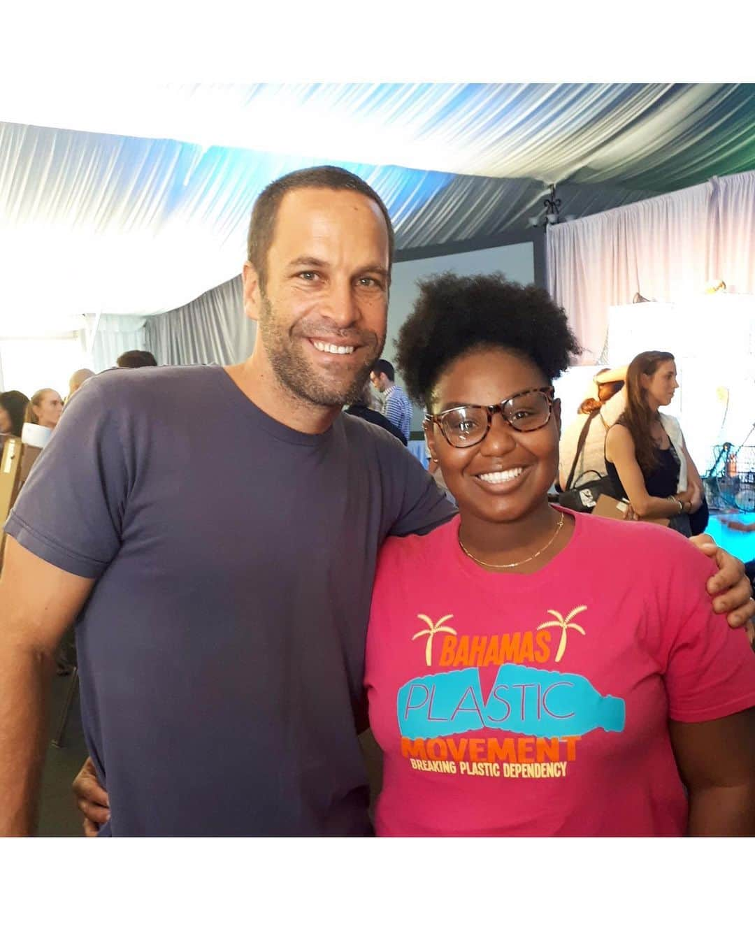 ジャック・ジョンソンのインスタグラム：「Jack is thrilled to share that his friend and fellow ocean advocate Kristal “Ocean” Ambrose (@kristalocean) has won the prestigious 2020 @goldmanprize for her work in getting The Bahamas to ban single-use plastics.  Jack got to know Kristal in 2015 when they sailed together in the Carribean on a @5gyres expedition, conducting research on marine debris and ocean plastics, and worked together to support the SEA Change Youth Summit at @theislandschool. A native Bahamian, Kristal is the founder of the @bahamasplasticmovement, a non-profit building a community of education, activism, and youth empowerment to find solutions to plastic pollution.    Tune in TONIGHT (Monday, November 30, at 4:00 pm PST / 7:00 pm EST) to watch Jack perform at the 2020 #GoldmanPrize Virtual Ceremony and hear the inspirational stories of this year’s 6 Prize winners!  Register and learn more at rsvp.goldmanprize.org」