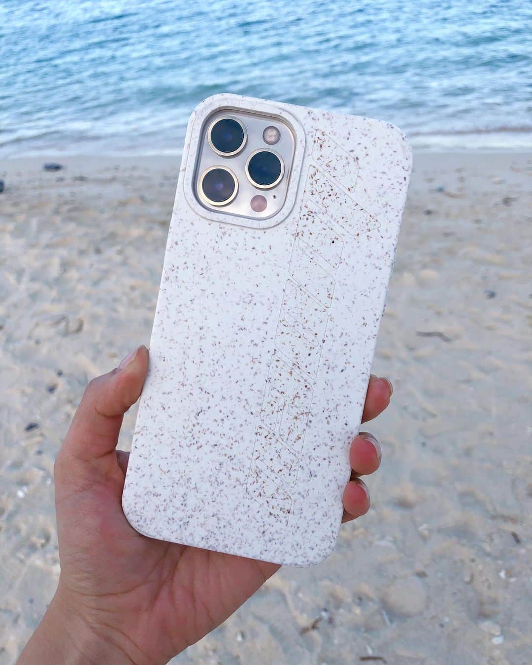 鮎河ナオミのインスタグラム：「エコフレンドリーな @casetify のコンポスダブルケース🌿  竹由来の素材で作られているから 有害物質が残ることなく 二酸化炭素、水、自然由来のミネラルに分解され、100%地球に還ることが可能です🌎💚  ひとつ購入されるごとに、Earth Day Networkのプロジェクトを通して、木が一本植樹されます🌳  私は自分の名前を入れてカスタマイズ  オートミールカラーが砂浜みたいでかわいい🤍  @CASETiFY @CASETiFY_jp #CASETiFY #StateYourCase #CASETiFYCONSCiOUS #できることから少しずつ」