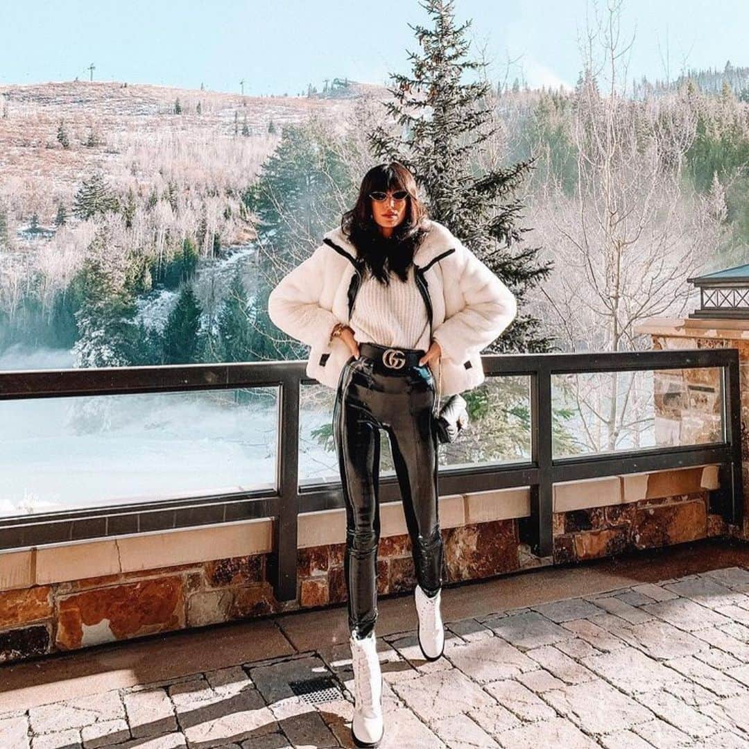 キャサリンマランドリーノのインスタグラム：「These boots were made for walking 🥾  📸: @tori.monet   Tap to shop our combat boots on sale at Nordstrom Rack! #catherinemalandrino #catherinebycatherinemalandrino #boots #combatboots #winter #pose #views」