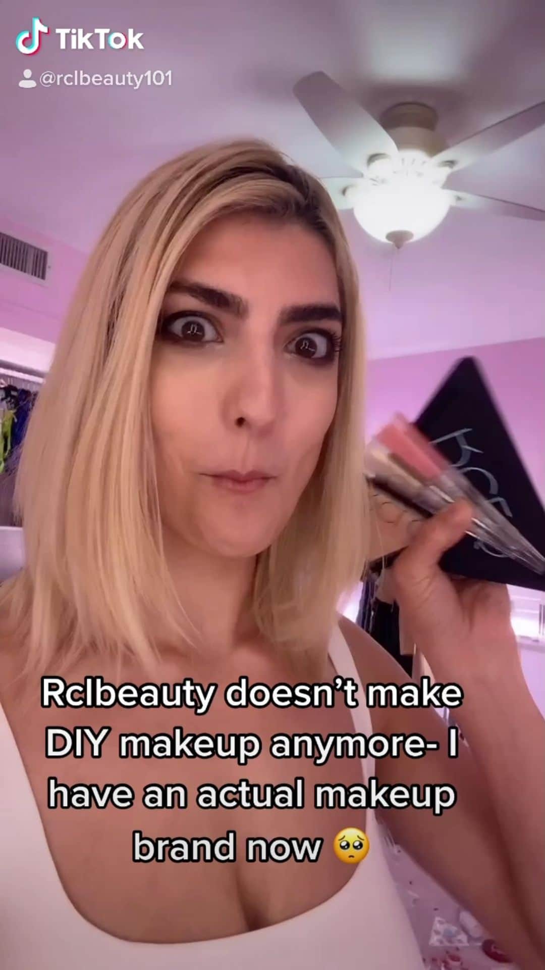 レイチェル・レビンのインスタグラム：「RCLO CYBER MONDAY SALE! Link is in my bio- Everything is 30% off! Lipglosses are now $11.20 (instead of $16) highlighters are now $13.30 (instead of 19) and eyeshadow palettes are now $18.20 (instead of $26!!!)」