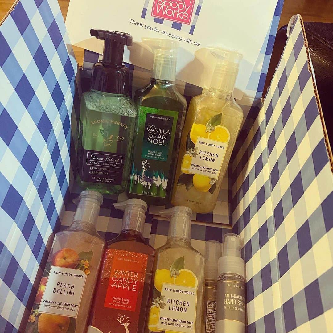 Bath & Body Worksさんのインスタグラム写真 - (Bath & Body WorksInstagram)「That feeling when you hit “submit order” during a really great sale 😻 Our 40% off EVERYTHING Cyber Monday event is still happening online & in stores! Raise your hand 🙋🏿‍♀️🙋🏽‍♂️🙋🏼‍♀️ if you couldn’t resist this deal!」12月1日 7時34分 - bathandbodyworks