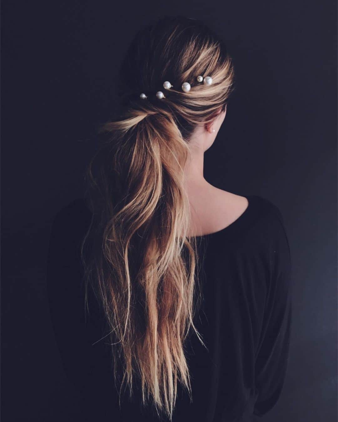 Kristin Essのインスタグラム：「You know I’m a big believer in 5 min or less holiday hair looks 🙋‍♀️ and this is one of my all time favorites. I realize big gatherings may not be happening this year, but even if you’re celebrating at home or on a virtual group hang w your people, you have every right to pull it together ✨ slide to see the super quick tutorial 🤍 this was on 3-day-old waves, and the same look can be done on any hair texture. I prepped and finished with Working Texture Spray.」