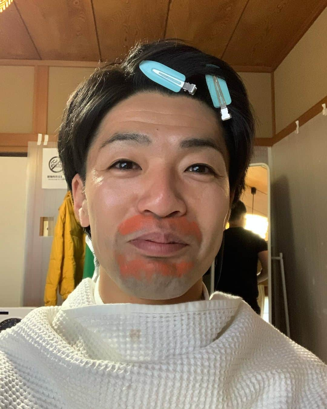 辻井亮平さんのインスタグラム写真 - (辻井亮平Instagram)「髭をバチバチにやっつける為に、今日のメイクさんはオレンジという技を使うそうです。  #ありがてぇ 〜 #オレンジありがてぇ 〜 #やっつけてもらいてぇ 〜 #山さん」12月1日 7時48分 - aironhed_tsujii