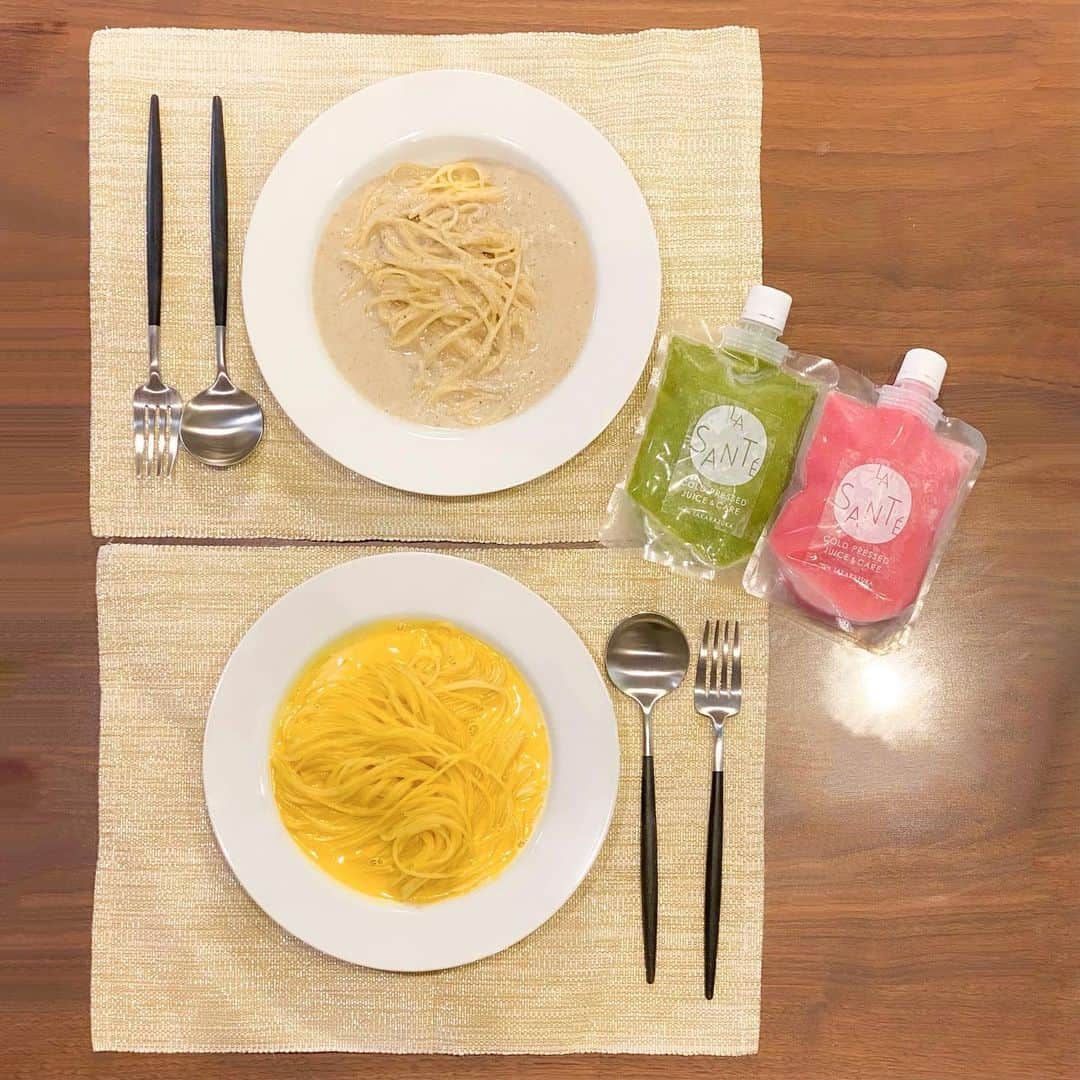 のインスタグラム：「𓇚.ℂ𝕠𝕝𝕕𝕡𝕣𝕖𝕤𝕤 𝕤𝕠𝕦𝕡🥣 早いもので今日から12月。 @lasante.takarazuka  宝塚ラサンテ【LA SANTE’】の 【コールドプレススープ５本セット （かぼちゃ、きのこ、にんじん、小松菜、ビーツ）】 パスタソースとして使ってみました🍝 . 宝塚ラサンテはコールドプレスジュースで有名なお店🥤 コールドプレスジュースっていうのは 約1kg～1.5kgの果物と野菜を スロージューサーという専用の機械で 野菜や果物の水分だけを絞り出したジュースのこと。 作る過程で酵素に触れにくいから酸化しにくくて 消化器官に負担をかけることなく 栄養を吸収しやすいんだって。 スープはこれをベースに生クリームやバターや 他のお野菜などと調理されたものです。 . 冷凍で届いたのを流水で解凍して 器に出したのをチンしました。 お塩で整えてパスタと和えたら出来上がり♡ スープとして飲むならもちろん味は足さなくて大丈夫🥣 常に冷凍ストックしておきたいなぁ( ˘͈ ᵕ ˘͈ )✧︎*。 . . .  #健康マルシェ #ラサンテ #スープ #コールドプレスジュース #料理アレンジ #お取り寄せ #通販 #宝塚 #pr #コールドプレス #LASANTE #ジュースクレンズ  #時短 #cooking #パスタ #無添加  #時短料理 #クッキング #料理 #ママリ #kodomono #デリスタグラマー #deristagrammer #クッキングラム #フーディテーブル #おうちごはん #タベリー #丁寧な暮らし #lin_stagrammer #wp_deli_japan」