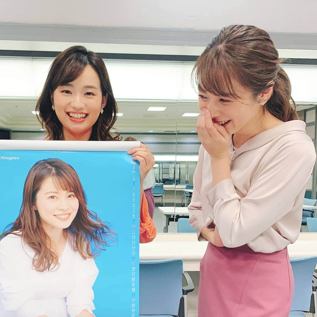 TBS「はやドキ！」のインスタグラム：「お知らせ☆﻿ ﻿ アナウンサーカレンダー2021発売中です😊﻿ ﻿ 実際手に取ってみると カレンダーって大きいですね😲  私は1月を担当させてもらい、ページをめくると… 2月は梨菜ちゃんです！！  是非、お手にとってみてください🎵  撮影の時はマスクを外しています。  皆川  #2021 #カレンダー #篠原梨菜 #皆川玲奈 #アナウンサー #はやドキ #tbs」