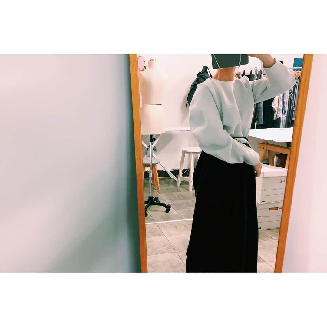 のインスタグラム：「土曜日にyamastoreのポップアップでかったQFDの楽しいかっこいいトップス。 綺麗なペールグリーン。 袖のシルエットがすごく綺麗。服を平置きすると袖がぐるんとカーブしてる。 そしておっぱい的な（でしょうか）切り替え。 撮れなかったけど背中には大ぶりなファスナーがついてて後ろにも特別感。 QFDの服は優雅さとユーモアが同居しててめちゃくちゃかっこいい。パターンもいつもすごい。山田さんはいつでもかっこいい。」