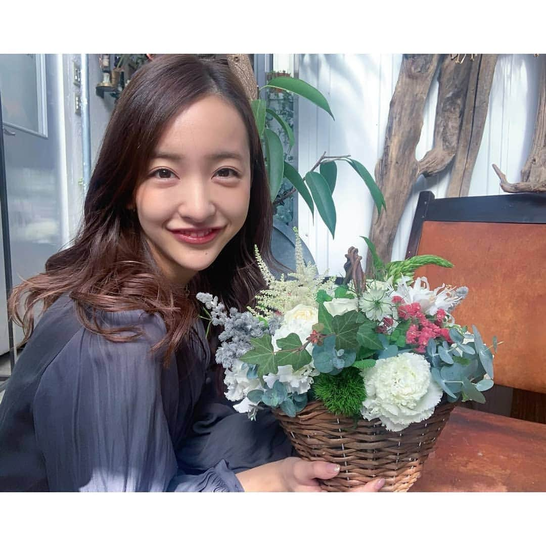 板野友美 ファンアカウントのインスタグラム：「To my mother on youtube  I gave a flower as a gift ♪   The first flower arrangement  It was fun 💐   After all the power of flowers is amazing.  #フラワーアレンジメント #友chube」