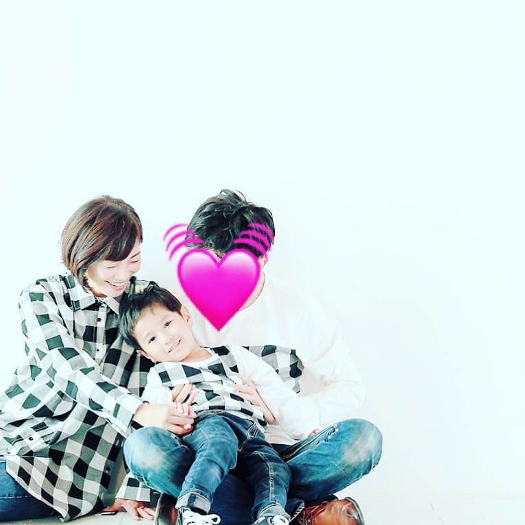 玉城ちはるのインスタグラム：「【 契約更改日　】  今年もこの日を迎えました。  毎年忘れてしまい必ず仕事を入れてしまい、、 去年は「君は多分結婚してないんだよ」 という嫌味を言われてしまうほど  毎年忘れてしまうので今年は昨年の段階でスケジュールに書き込んでおきました。  いやー、良かった。  とりあえず今年も一年お世話になったお礼をお伝えしました。  皆さんはお祝いとかをされるのが結婚記念日だと思いますが  我が家は契約更改となります。  今年はコロナでほとんど活動も出来なかったおかげで、契約違反を出来る状況も少なかったので 結婚して初めてかなり良い成績を残せた一年のはずです！  きっと、契約更新してもらえるはずです。  色々振り返れば怒られたことも何度かあったけど例年を振り返れば今年はきっと大丈夫ですね！  うん！  (笑)」