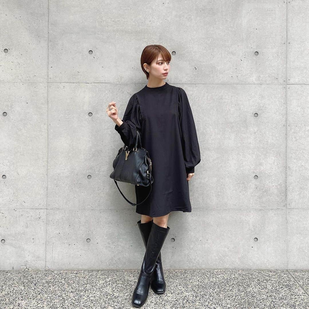 のインスタグラム：「． お膝こんにちわ👦 これくらいの丈のワンピはロングブーツと合わせれば可愛い♡ どちらも @grl_official で😘 ． #GRL #グレイル #ワンピコーデ #ロングブーツコーデ #ootd #code #プチプラコーデ」