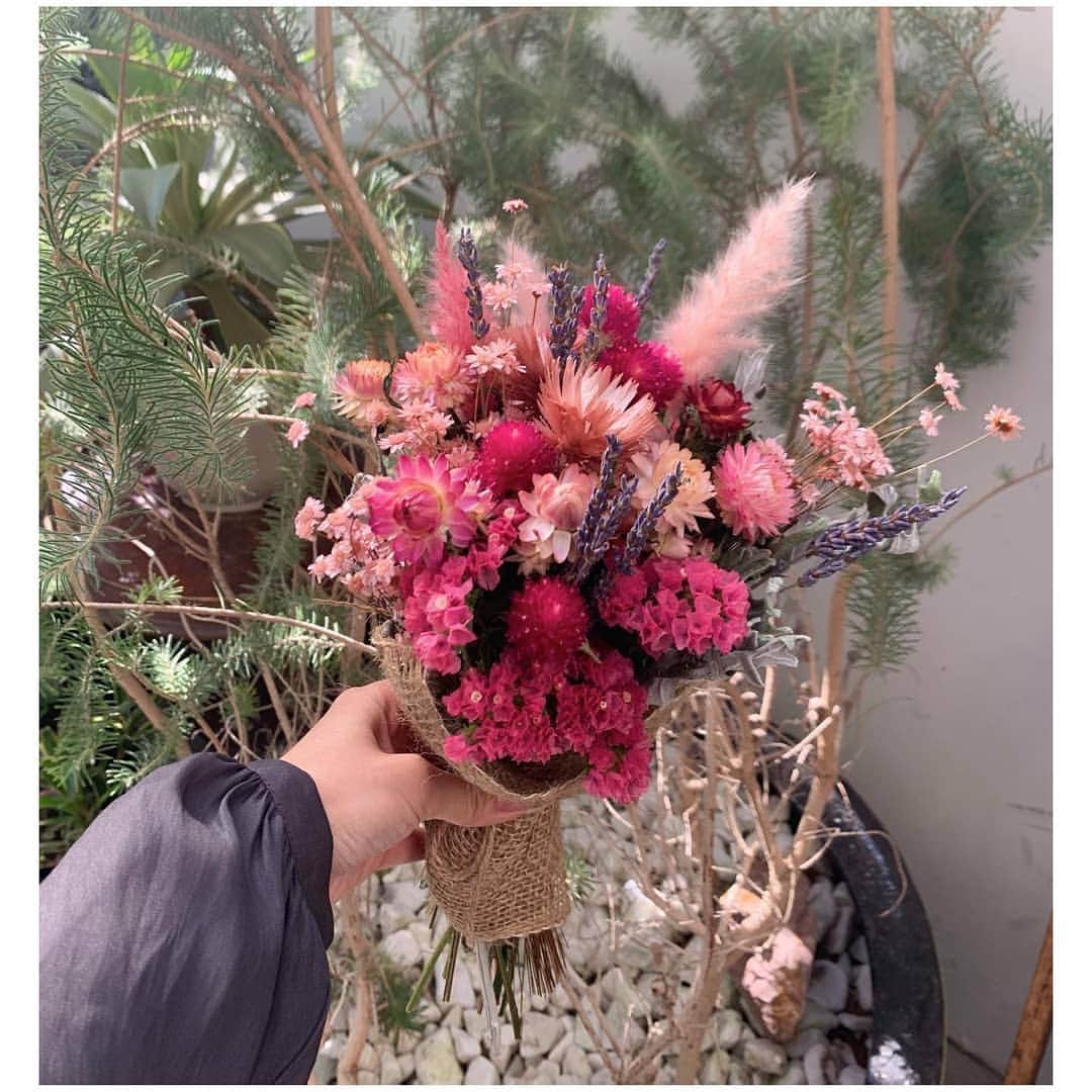 板野友美 ファンアカウントのインスタグラム：「Who is this who wants flowers from Ms. Tomochin🤗 The cutest bouquet in the world 💐   It's a dried flower 𖤣𖥧𖥣.   #ドライフラワー」