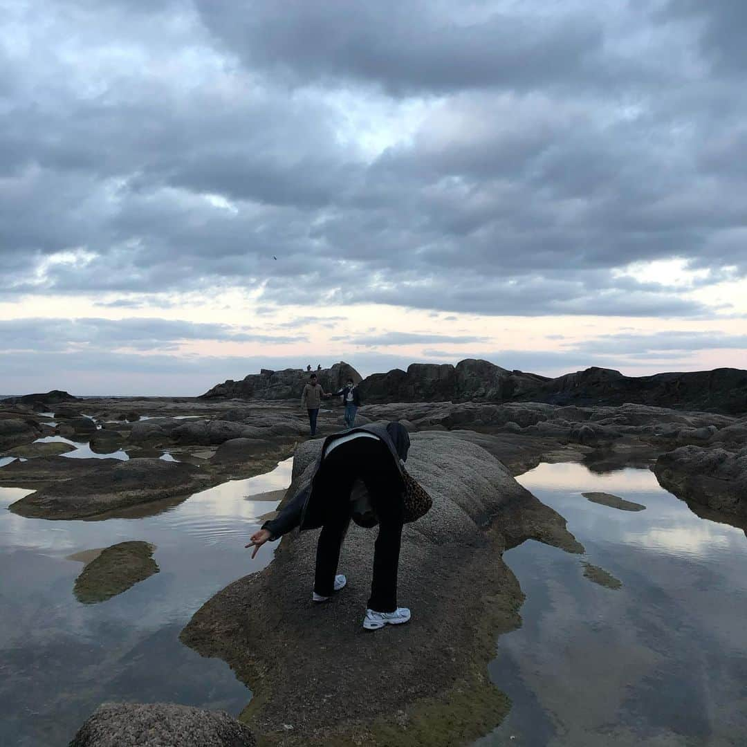 アシュリさんのインスタグラム写真 - (アシュリInstagram)「I miss being surrounded by nature 🍃🪨🌊 (new vlog is up)」12月1日 8時06分 - ashleybchoi