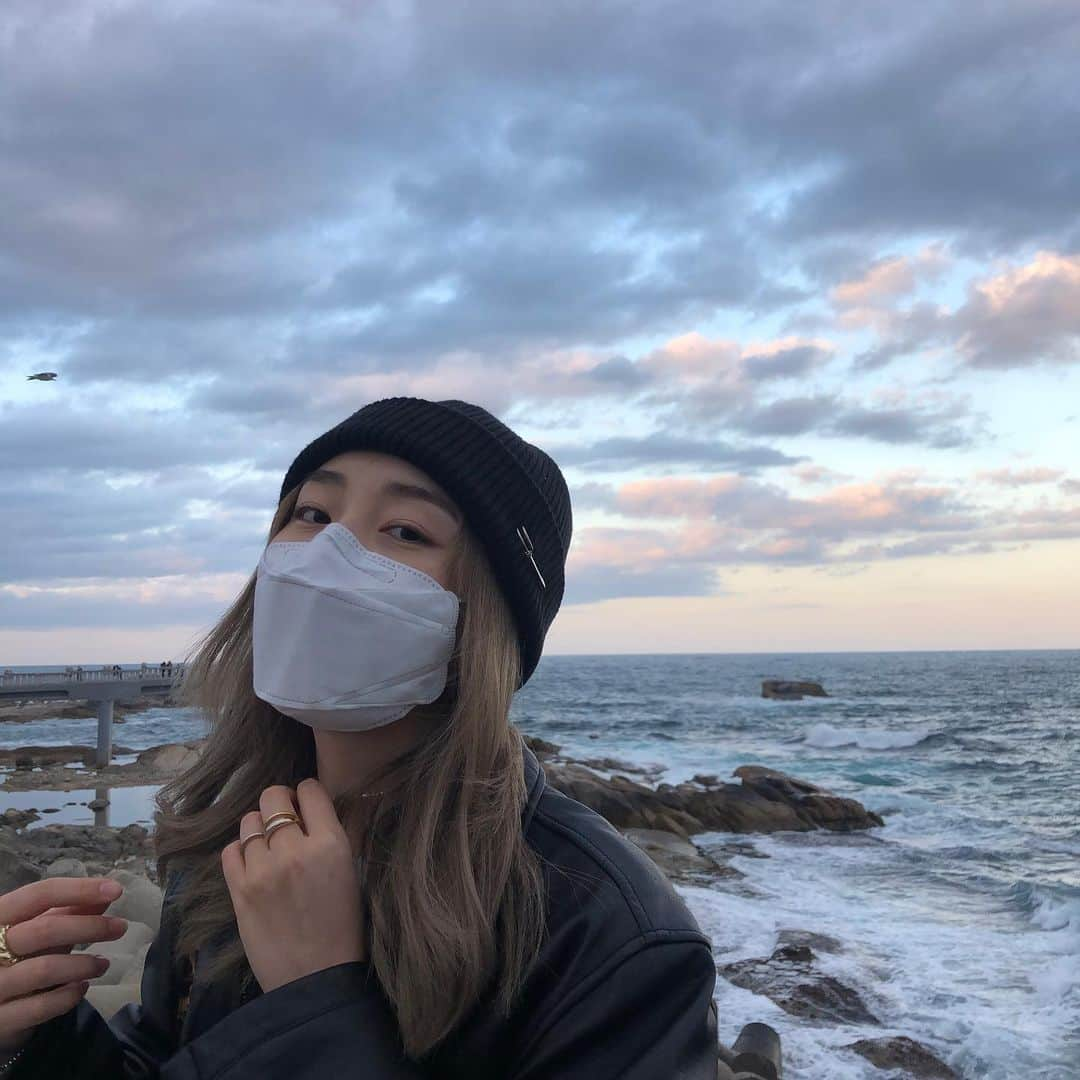 アシュリさんのインスタグラム写真 - (アシュリInstagram)「I miss being surrounded by nature 🍃🪨🌊 (new vlog is up)」12月1日 8時06分 - ashleybchoi