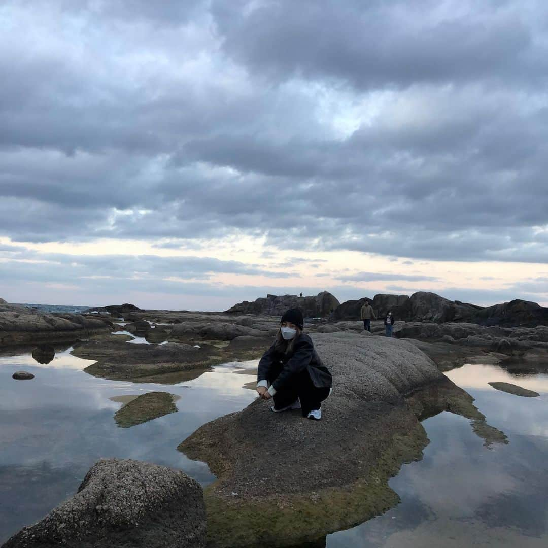 アシュリさんのインスタグラム写真 - (アシュリInstagram)「I miss being surrounded by nature 🍃🪨🌊 (new vlog is up)」12月1日 8時06分 - ashleybchoi